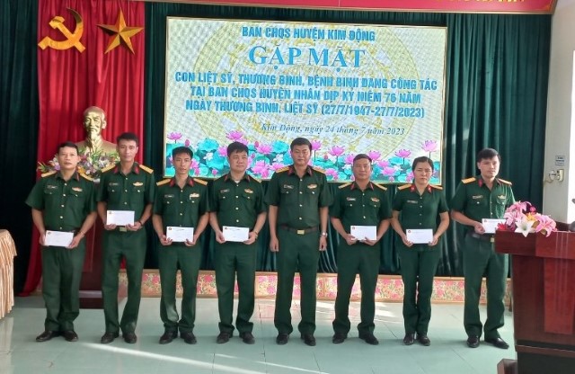 Ban CHQS huyện Kim Động: Gặp mặt, tặng quà các đồng chí là con thương, bệnh binh trong cơ quan