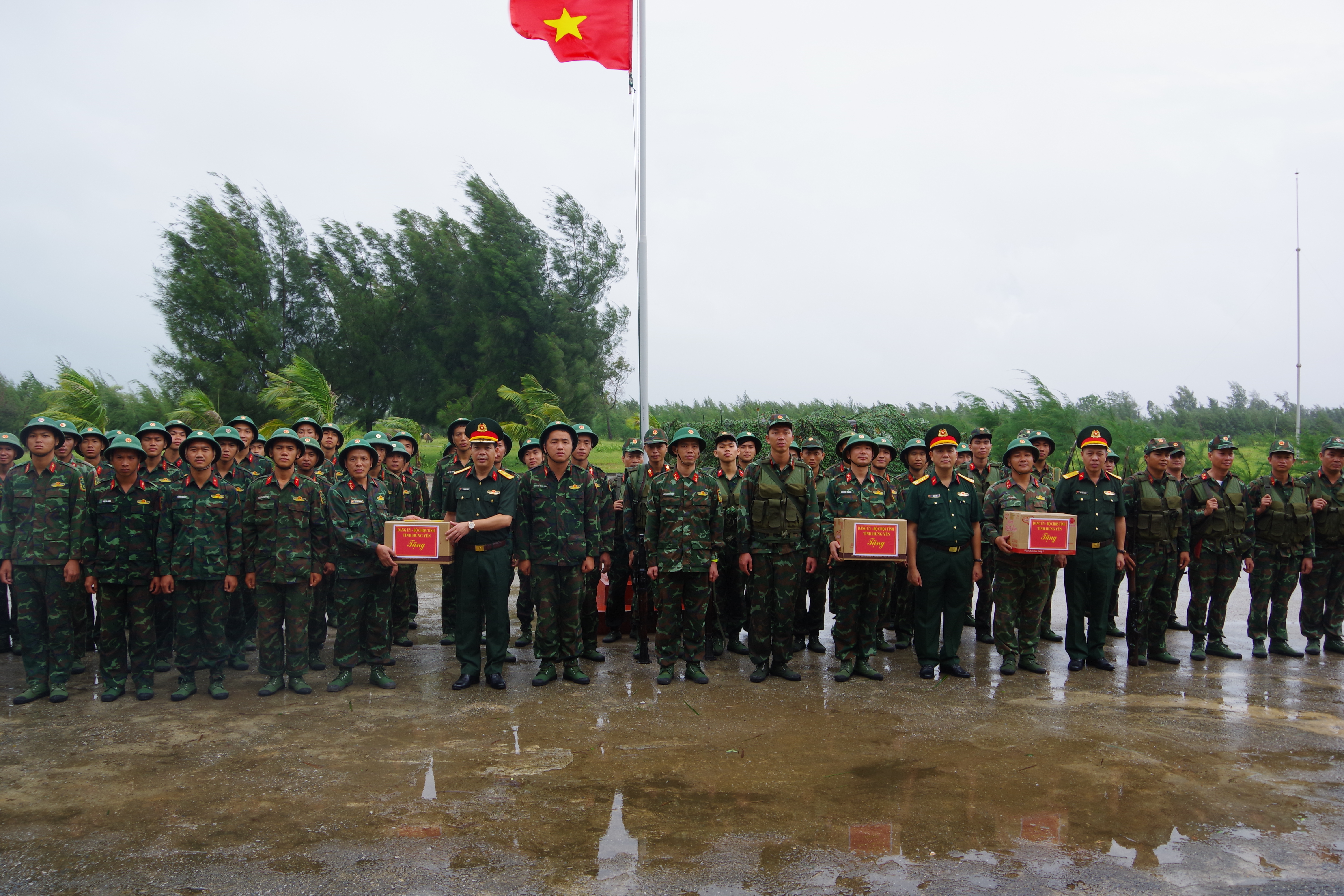 Thủ trưởng Bộ CHQS tỉnh thăm, động viên và tặng quà cán bộ, chiến sĩ Trung đoàn 568 đang tham gia xây dựng công trình diễn tập phòng thủ Ban chỉ huy bộ đội Biên phòng, Bộ CHQS tỉnh năm 2025