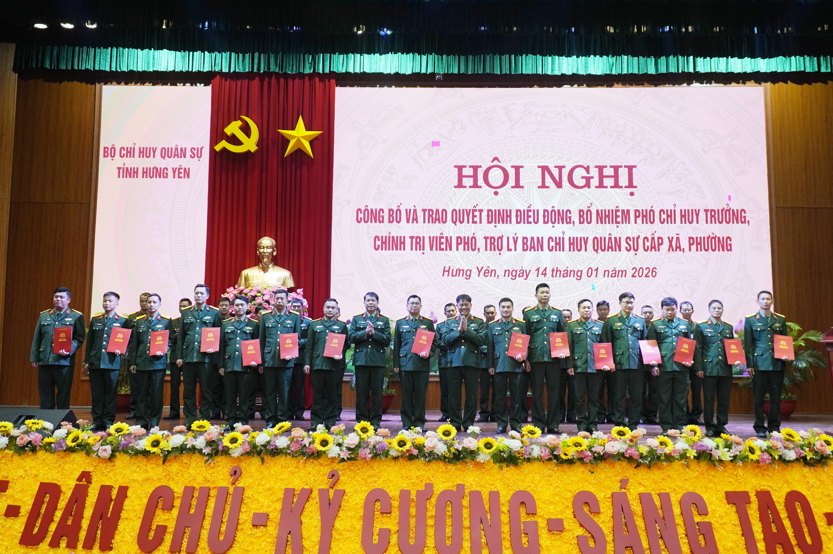Bộ CHQS tỉnh Hưng Yên: Tổ chức hội nghị công bố và trao quyết định điều động, bổ nhiệm cán bộ chỉ huy Ban CHQS xã, phường.
