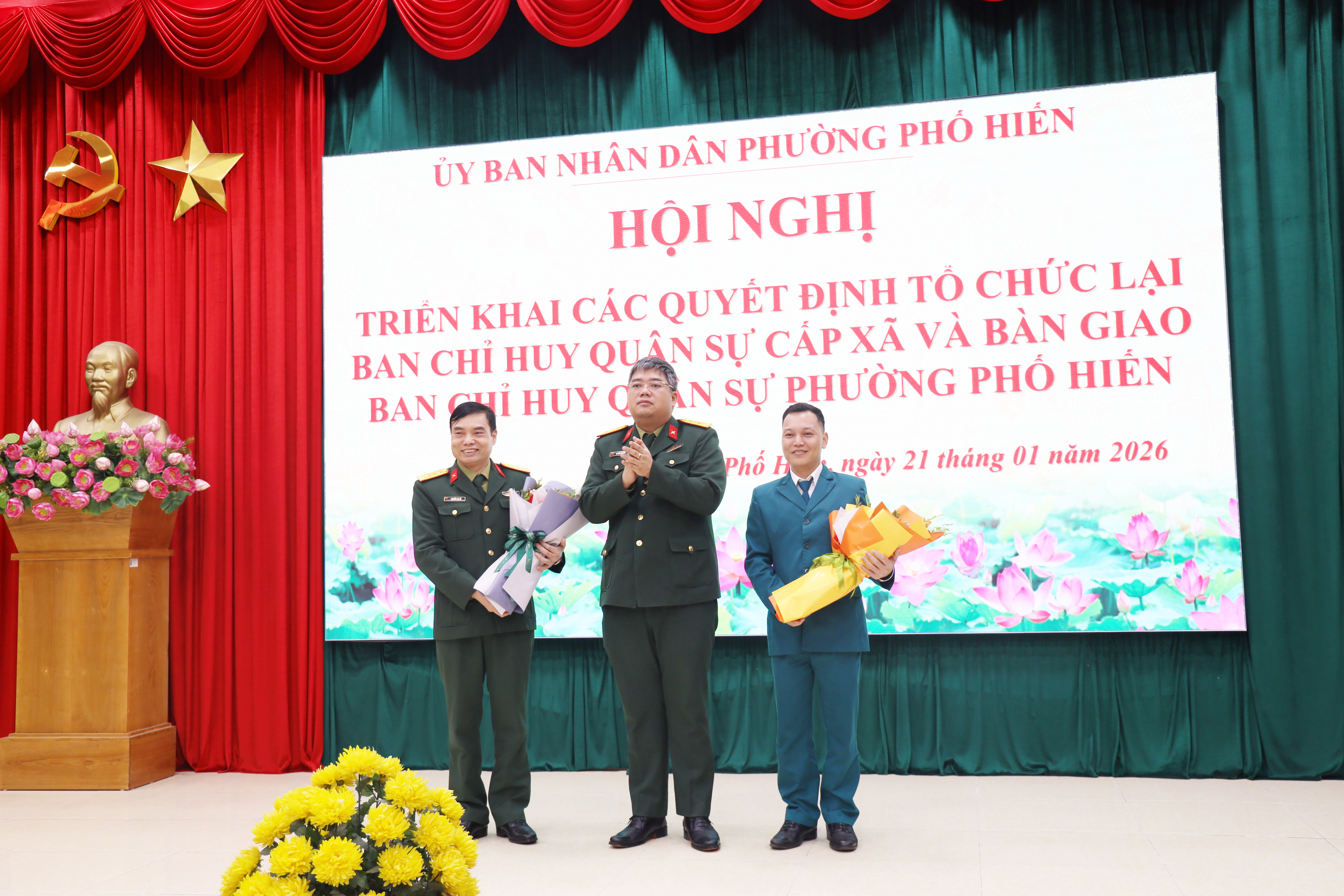 UBND phường Phố Hiến bàn giao Ban Chỉ huy Quân sự phường