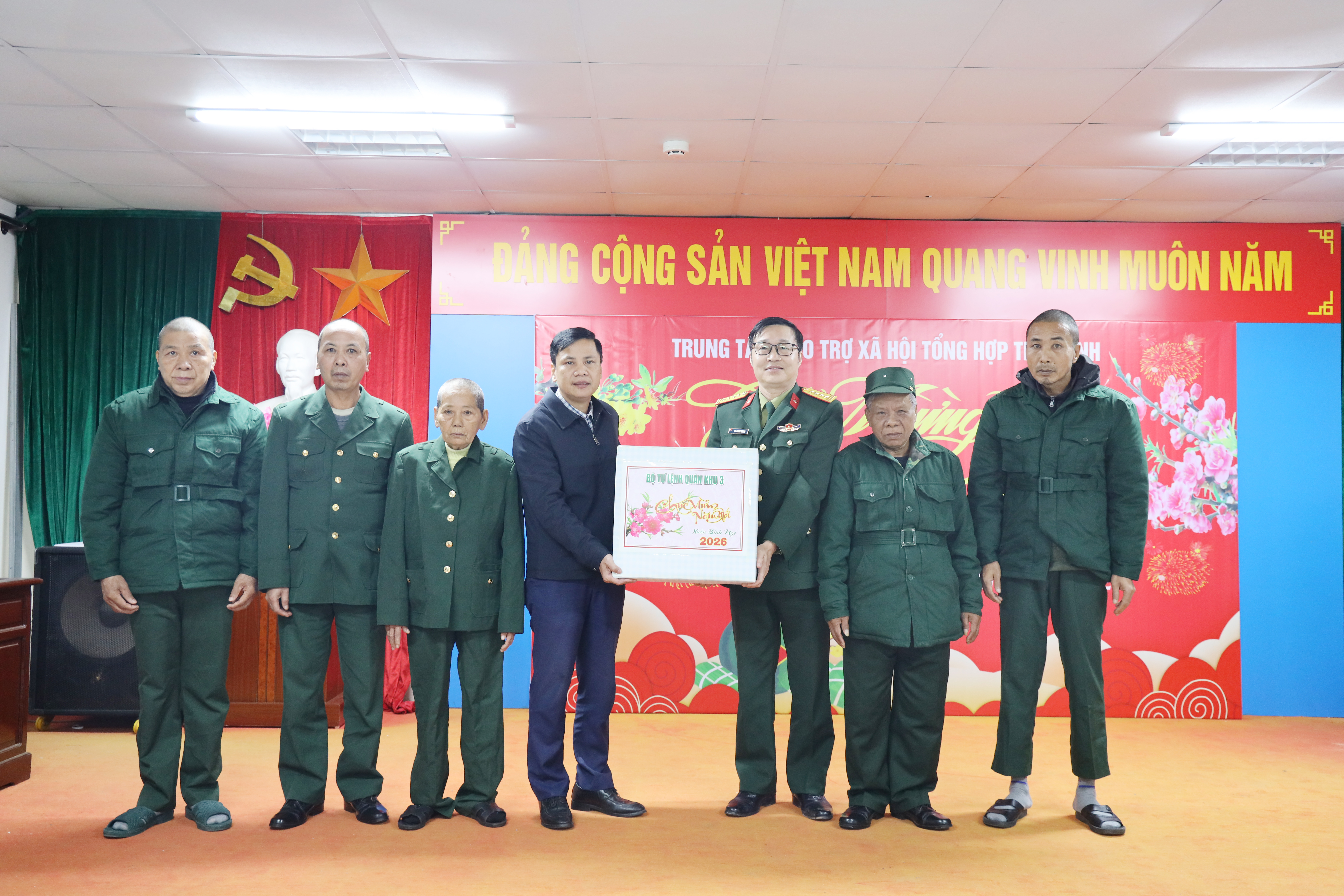 Quân khu 3 và Bộ CHQS tỉnh Hưng Yên: Thăm tặng quà Trung tâm điều dưỡng và chăm sóc người có công và Trung tâm bảo trợ xã hội tổng hợp Thái Bình