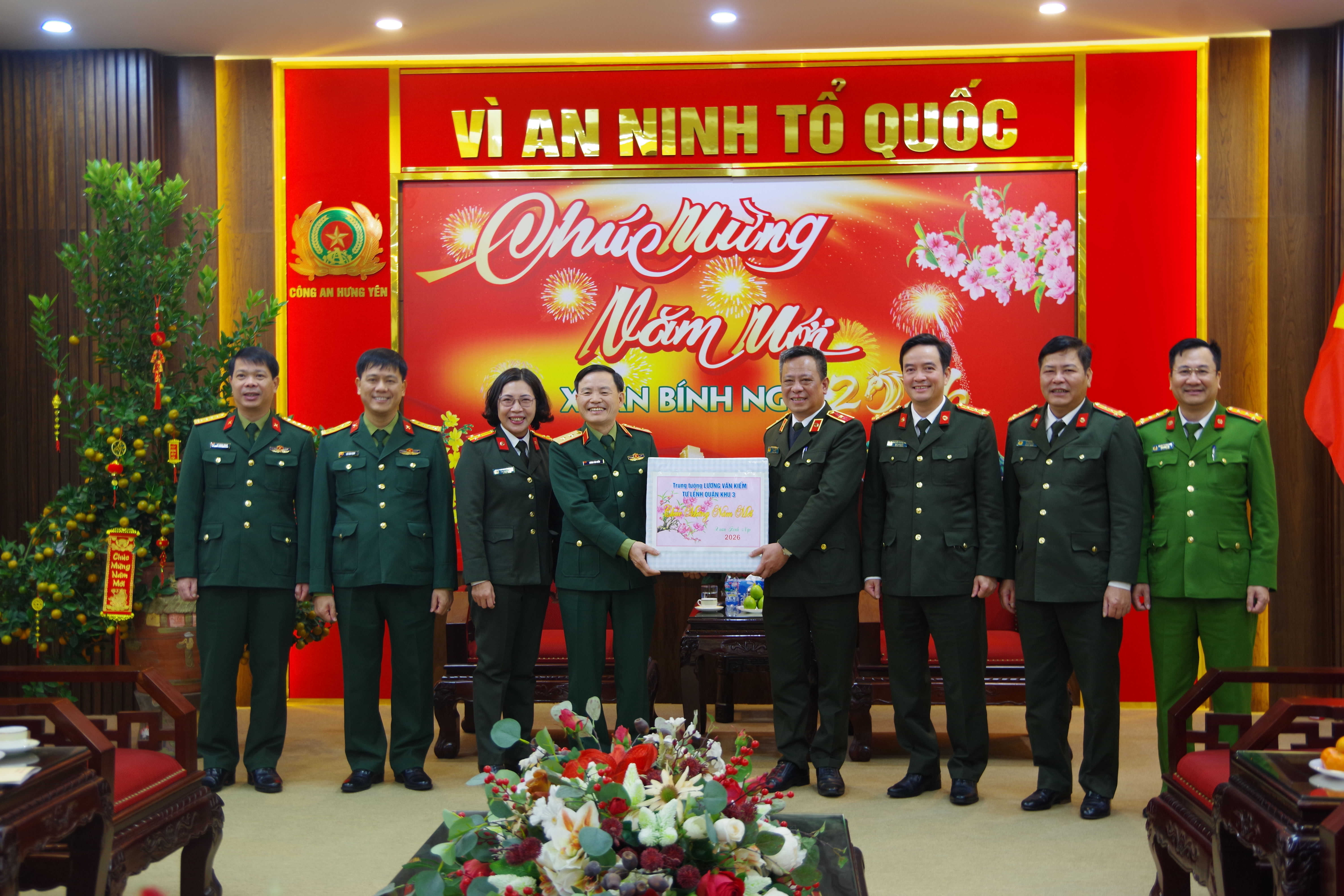 Đồng chí Tư lệnh Quân khu 3 thăm và chúc tết lực lượng Công an tỉnh Hưng Yên