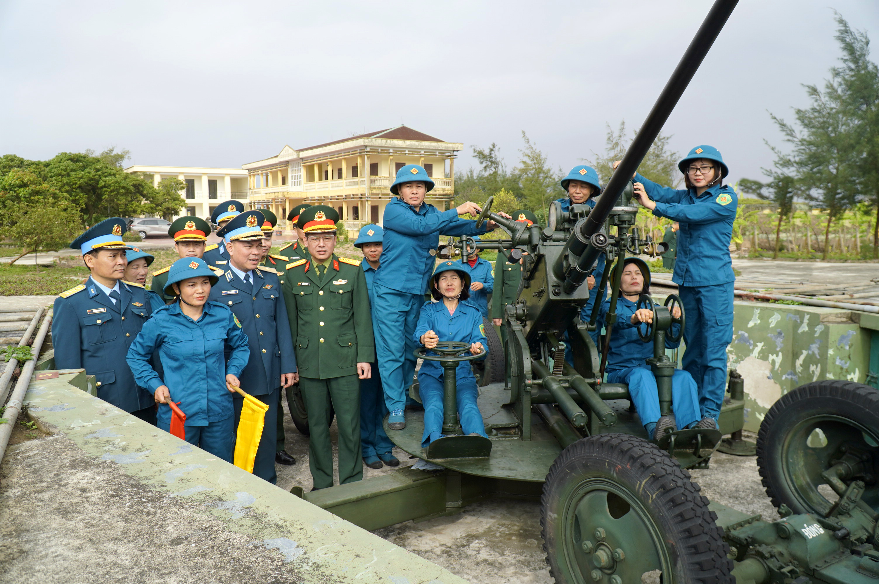 Đoàn công tác Quân chủng Phòng không không quân: Kiểm tra sẵn sàng chiến đấu, chúc Tết Đại đội Dân quân gái