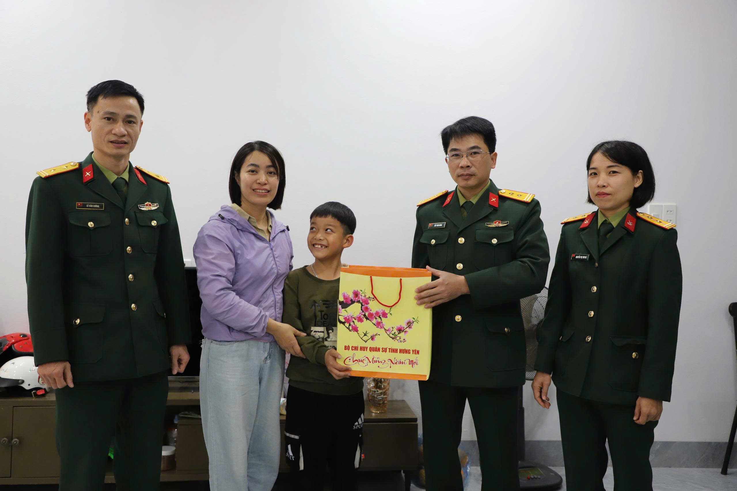 Ban Chỉ huy Quân sự xã Ân Thi thăm, tặng quà gia đình quân nhân đang công tác tại Quần đảo Trường Sa, Nhà giàn DK1