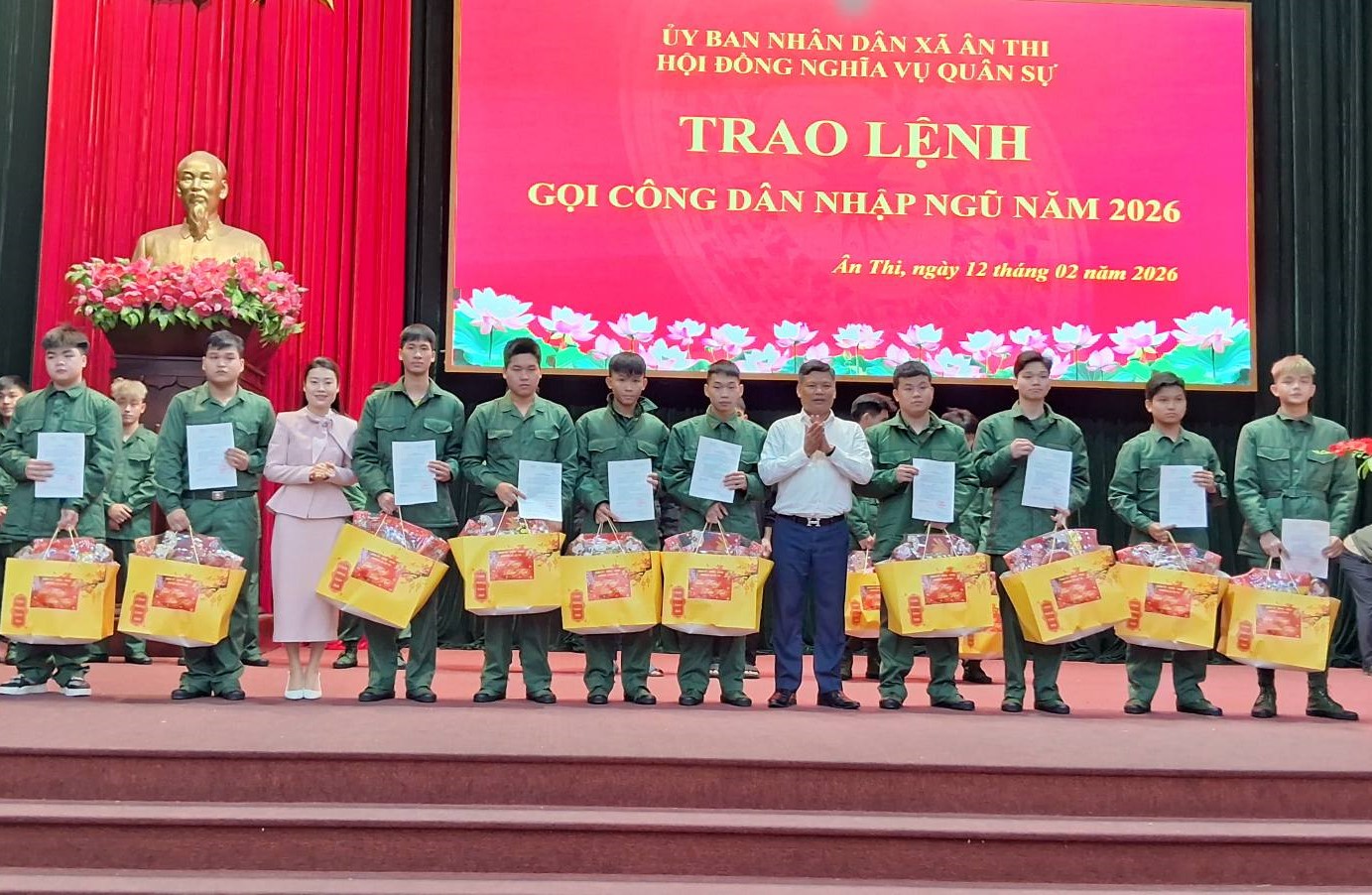 Hội đồng NVQS xã Ân Thi trao Quyết định gọi thanh niên nhập ngũ năm 2026