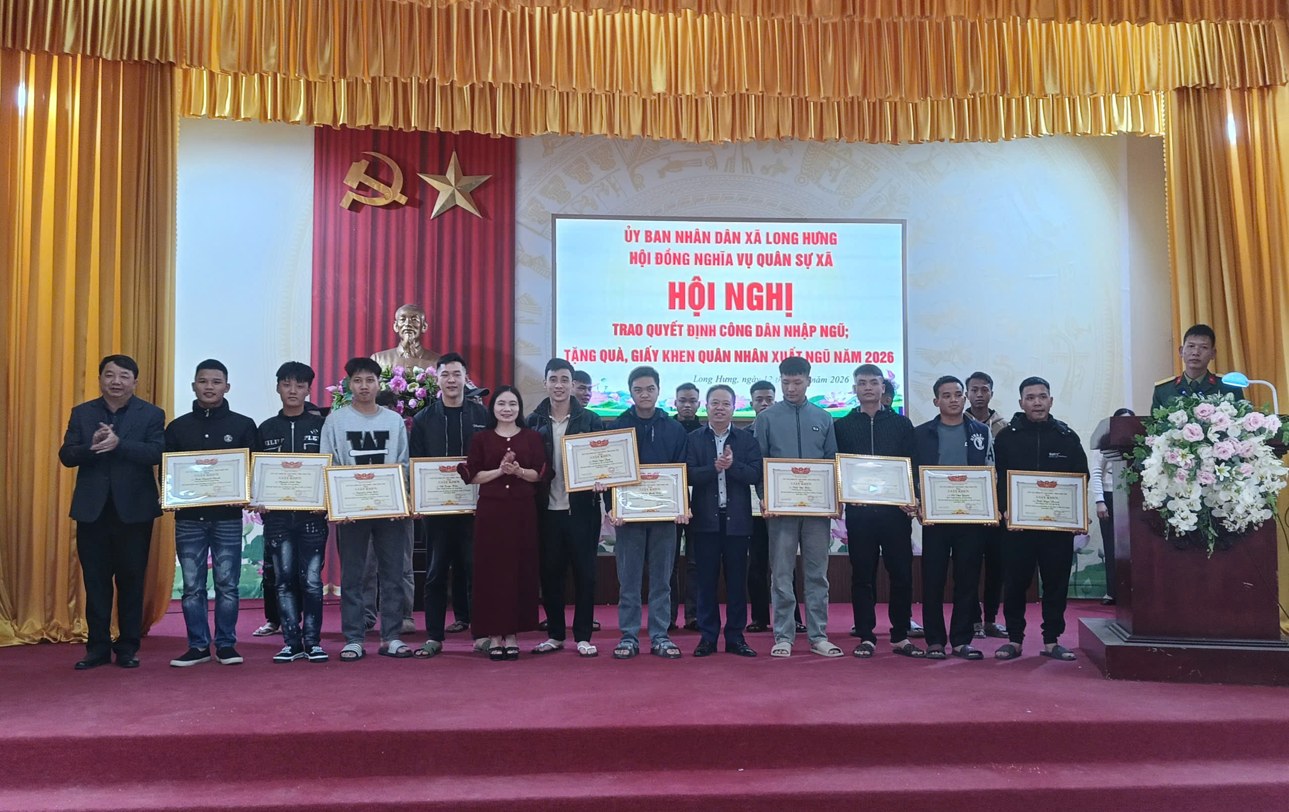 Hội đồng NVQS xã Long Hưng trao quyết định gọi công dân nhập ngũ năm 2026