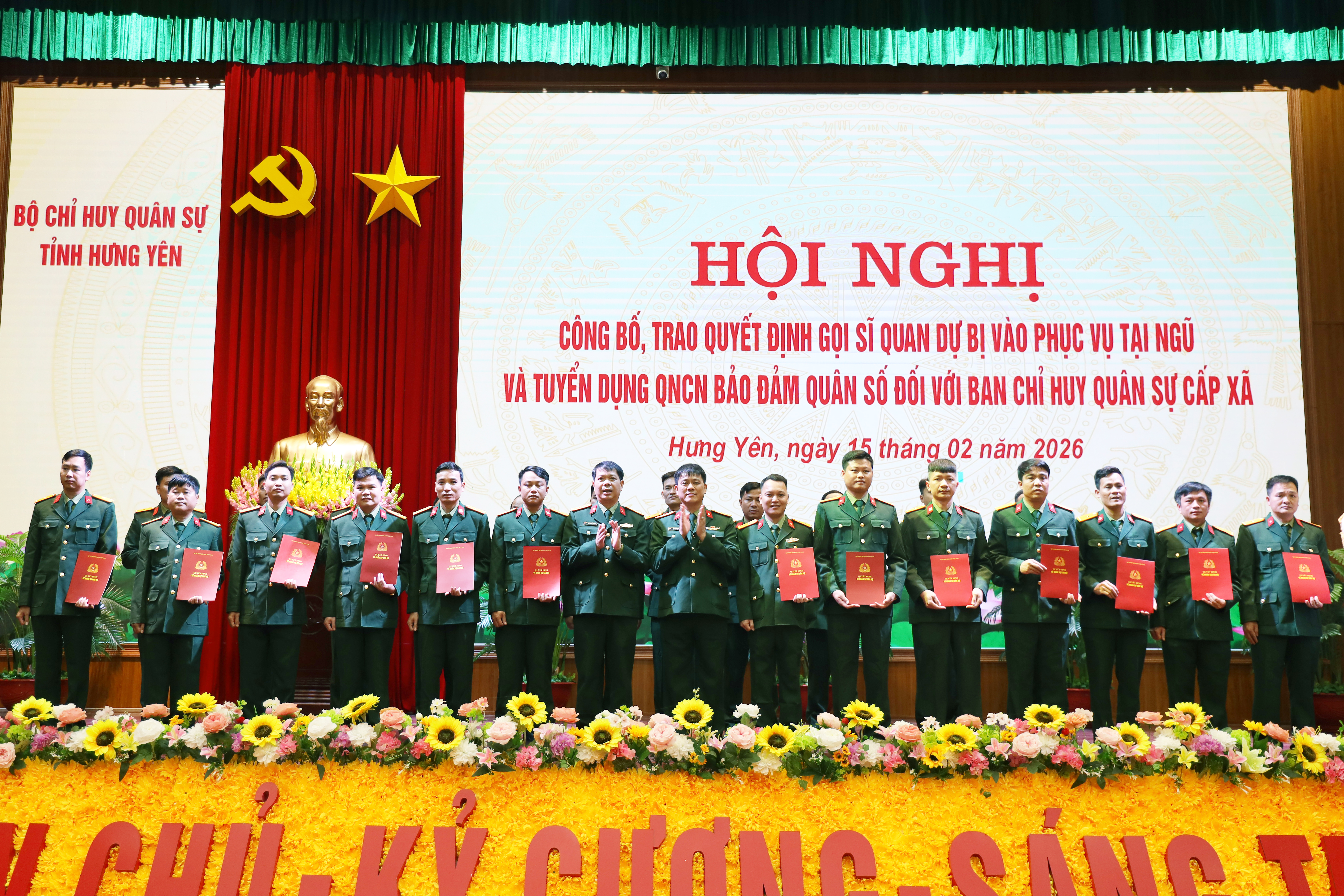 Bộ CHQS tỉnh Hưng Yên: Công bố, trao quyết định tuyển dụng, gọi sĩ quan dự bị vào phục vụ tại ngũ và tuyển dụng QNCN