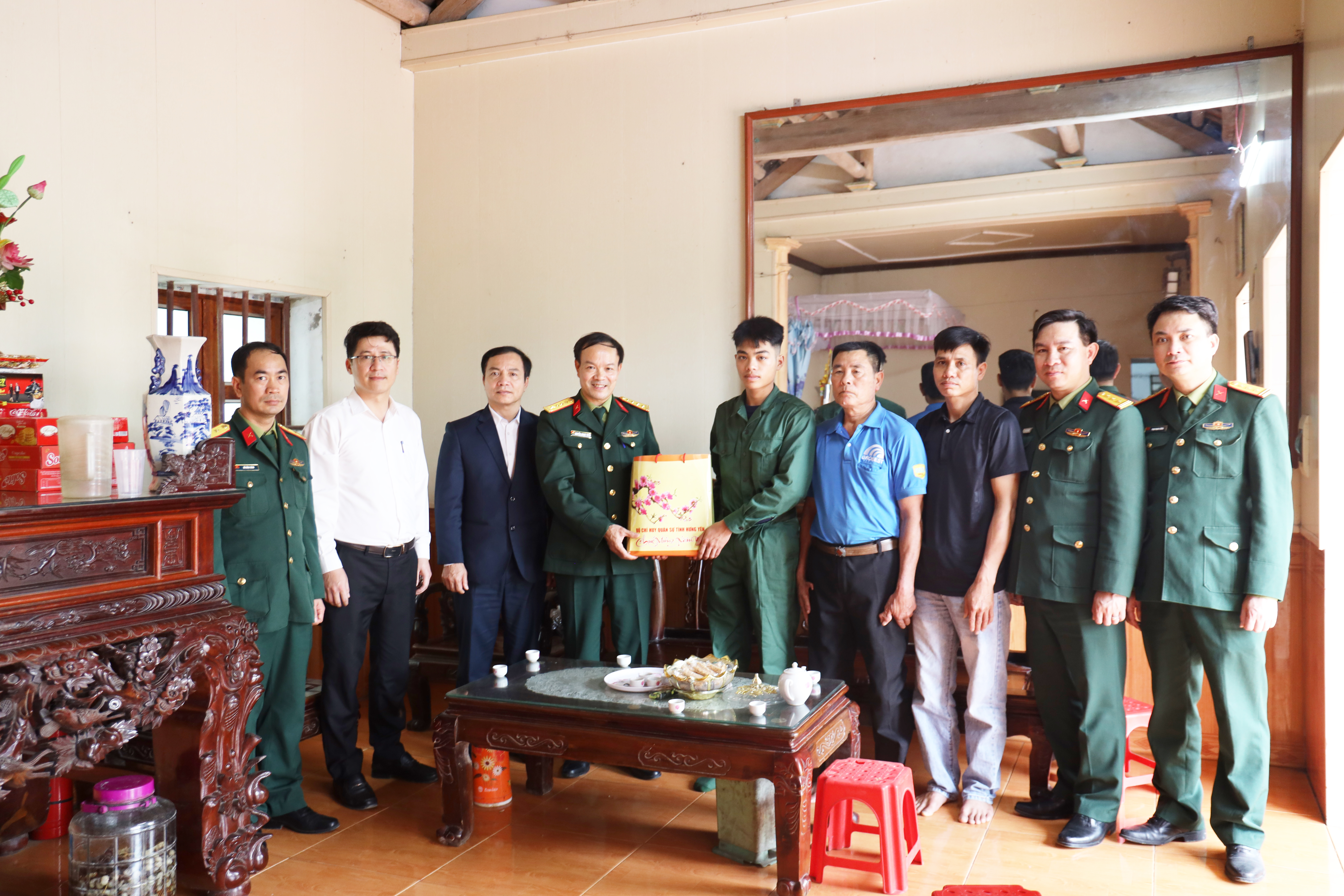 Bộ CHQS tỉnh: Thăm tặng quà thanh niên có hoàn cảnh khó khăn