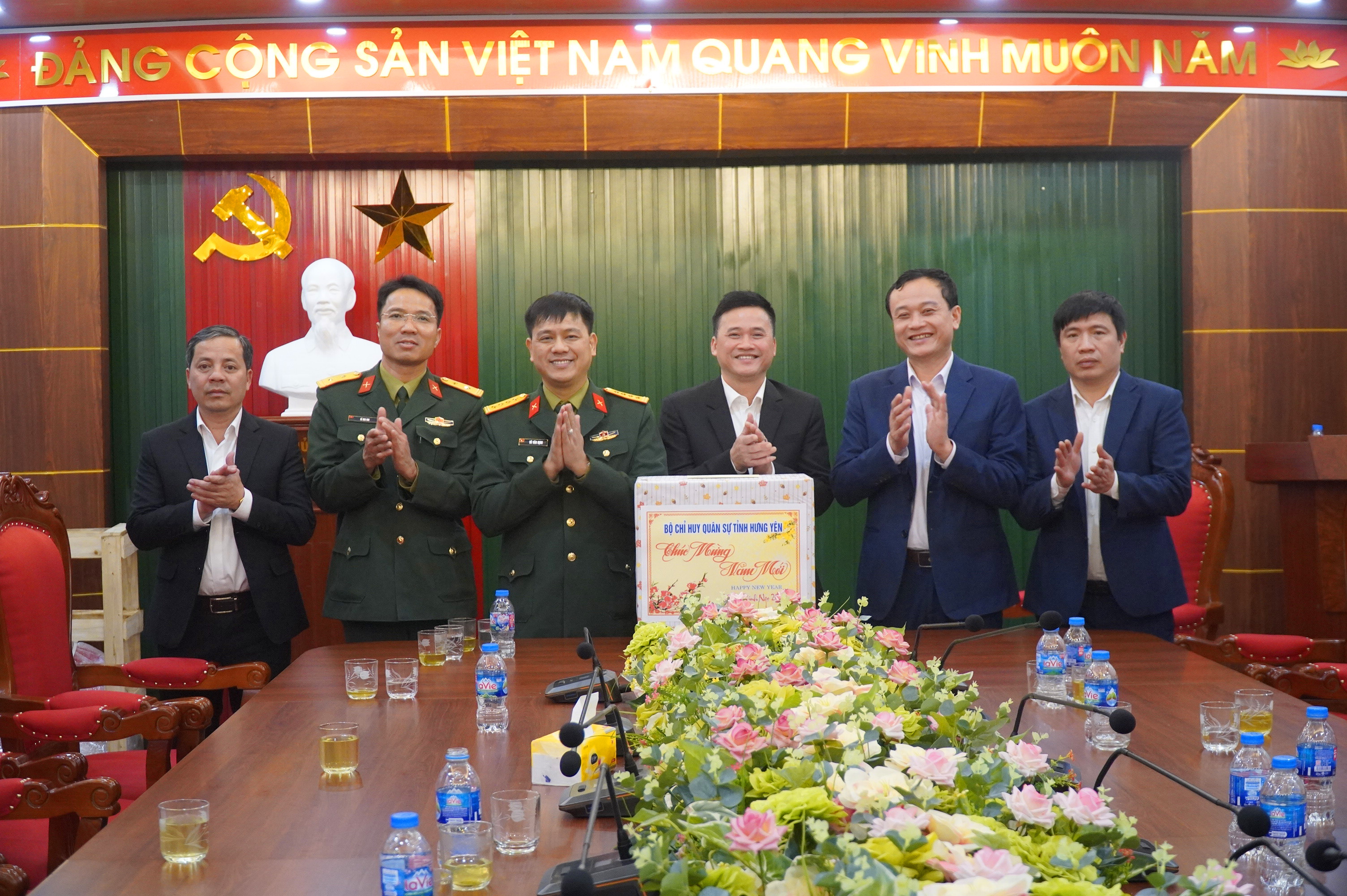 Đồng chí Chỉ huy trưởng Bộ CHQS tỉnh tặng quà Tết tại xã Hồng Quang