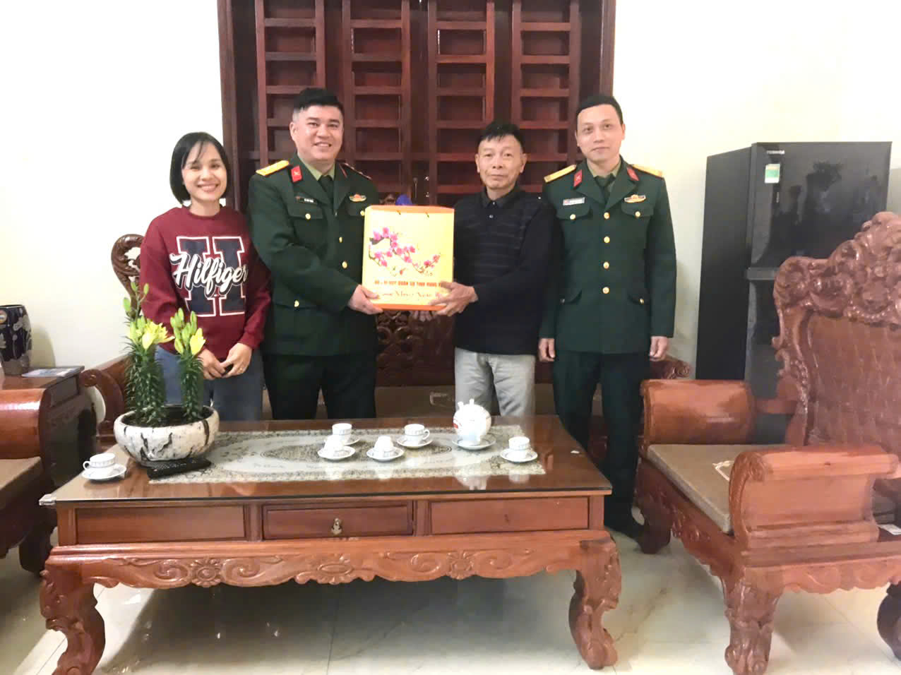 Ban Chỉ huy quân sự xã Đại Đồng tặng quà tết gia đình quân đang công tác tại biên giới, hải đảo trên địa bàn xã