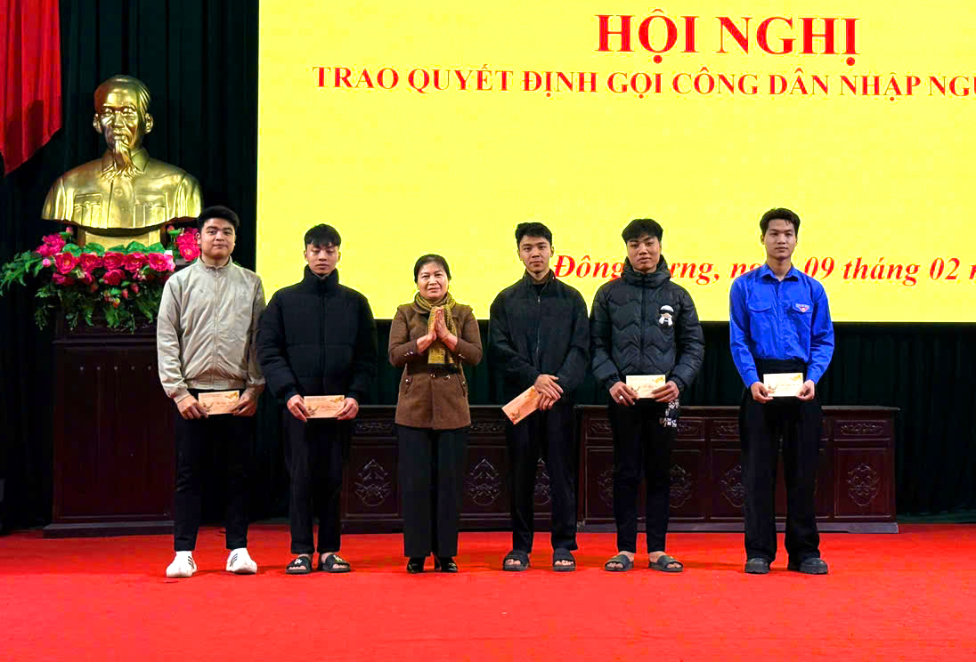 Bộ CHQS tỉnh: Xã Đông Hưng trao quyết định gọi công dân nhập ngũ năm 2026