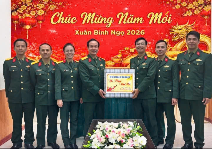 Bộ CHQS tỉnh Hưng Yên thăm, tặng quà Ban CHQS phường Mỹ Hào nhân dịp xuân Bính Ngọ năm 2026