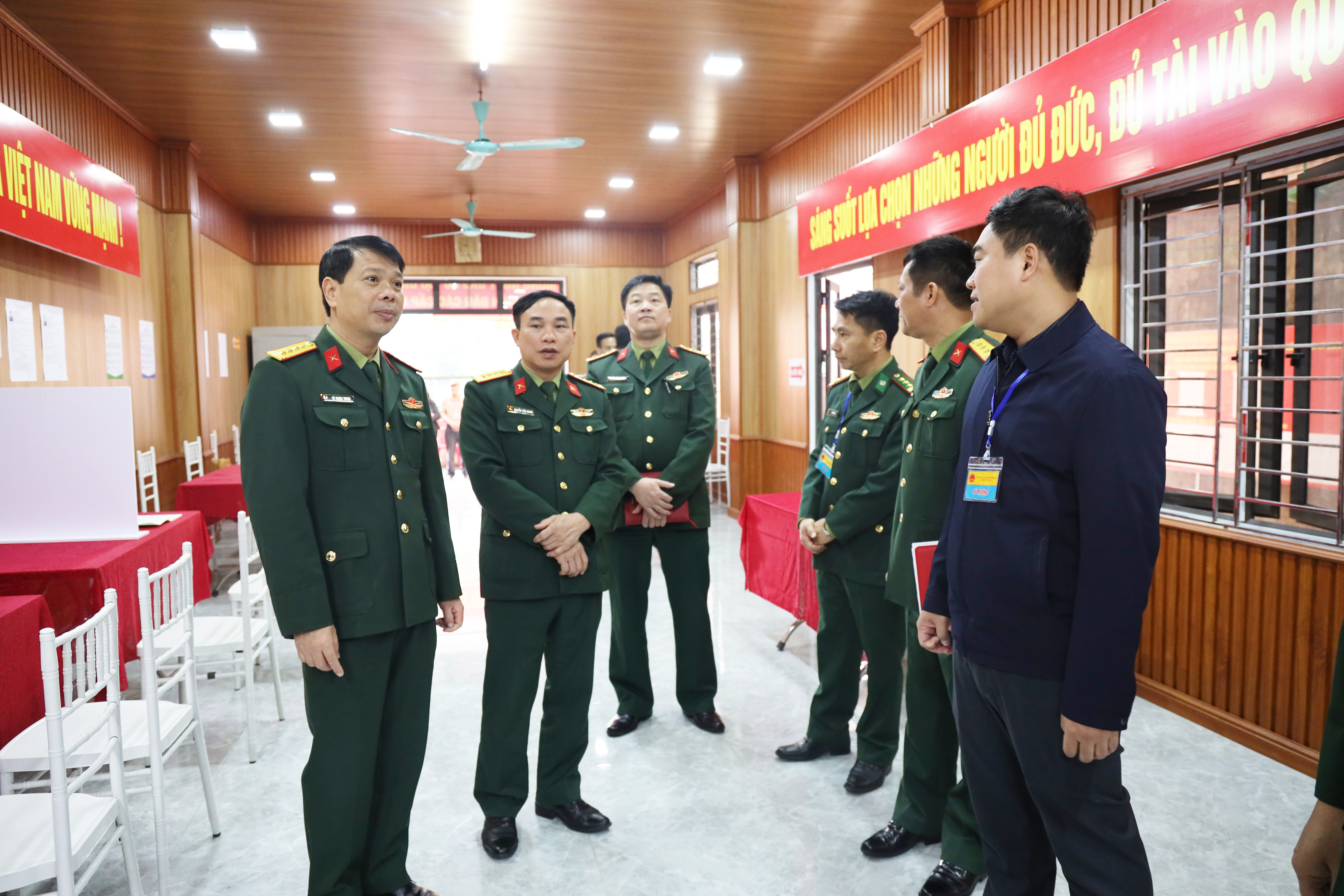 Đồng Chí Chính ủy Bộ CHQS tỉnh: Kiểm tra công tác phối hợp bảo đảm an ninh an toàn khu vực bỏ phiếu số 22, phường Phố Hiến