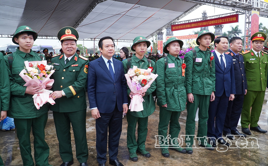 Đồng chí Phó Bí thư Tỉnh ủy, Chủ tịch UBND tỉnh Phạm Quang Ngọc dự lễ giao, nhận quân tại điểm số 06