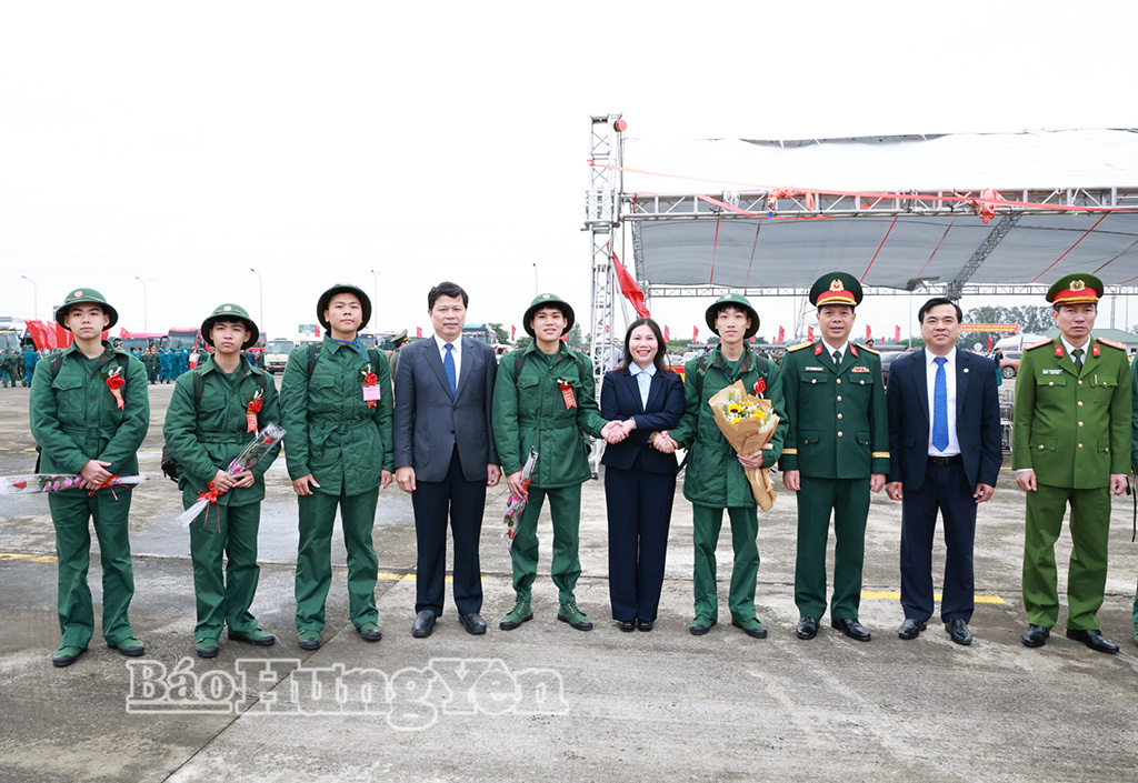 Đồng chí Trần Quốc Toản, Phó Bí thư Thường trực Tỉnh ủy, Chủ tịch Ủy ban MTTQ Việt Nam tỉnh dự lễ giao, nhận quân tại Ban Chỉ huy Phòng thủ khu vực 1 - Yên Mỹ