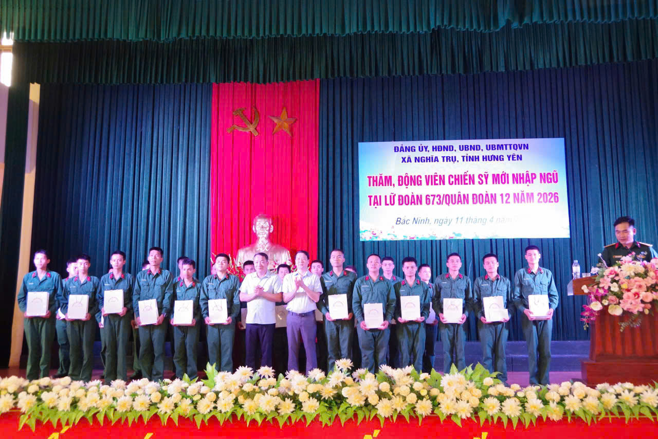 Đoàn công tác xã Nghĩa Trụ thăm, động viên tân binh tại Lữ đoàn 673/Quân đoàn 12