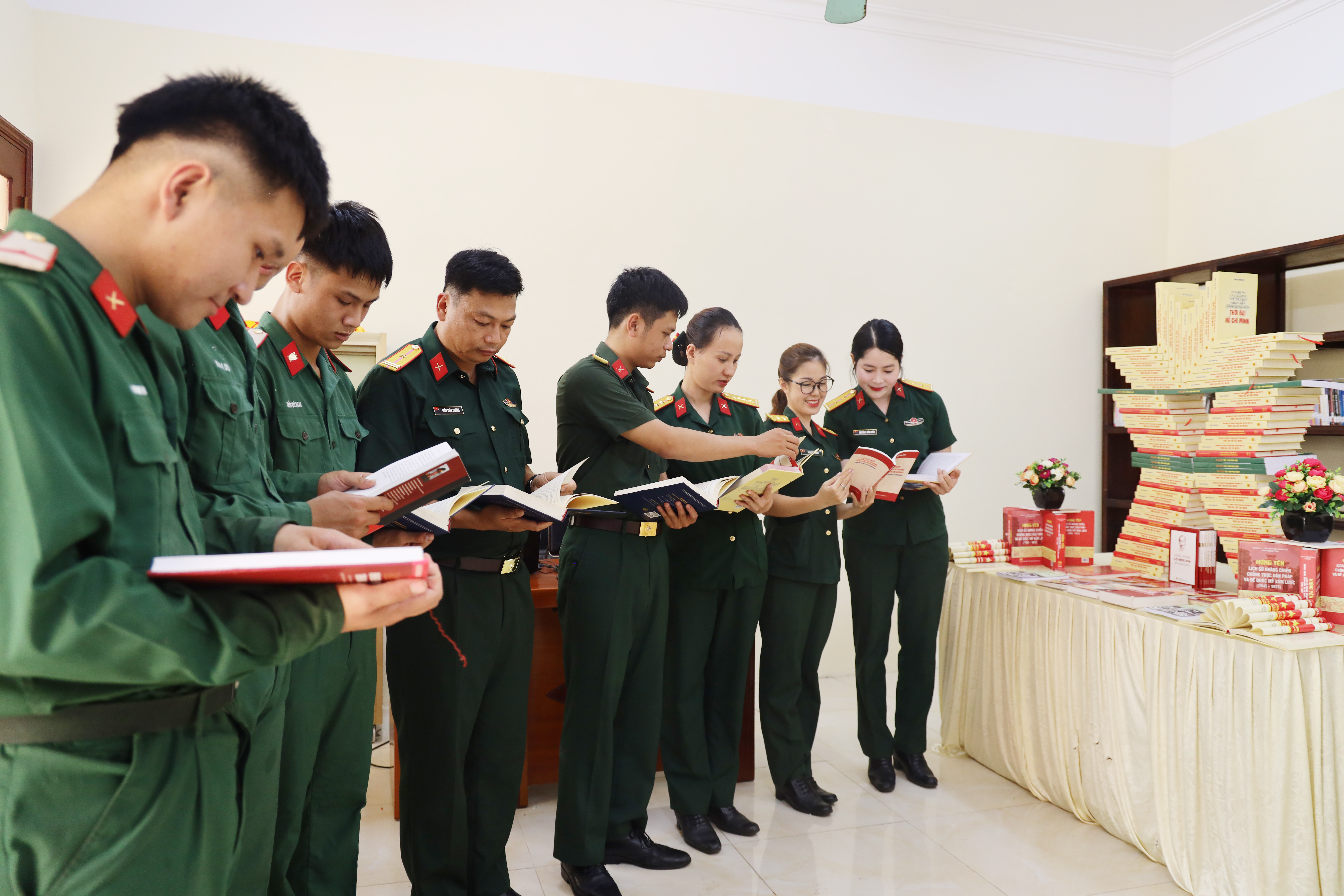 Bộ CHQS tỉnh Hưng Yên: Hưởng ứng Ngày sách và Văn hóa đọc Việt Nam
