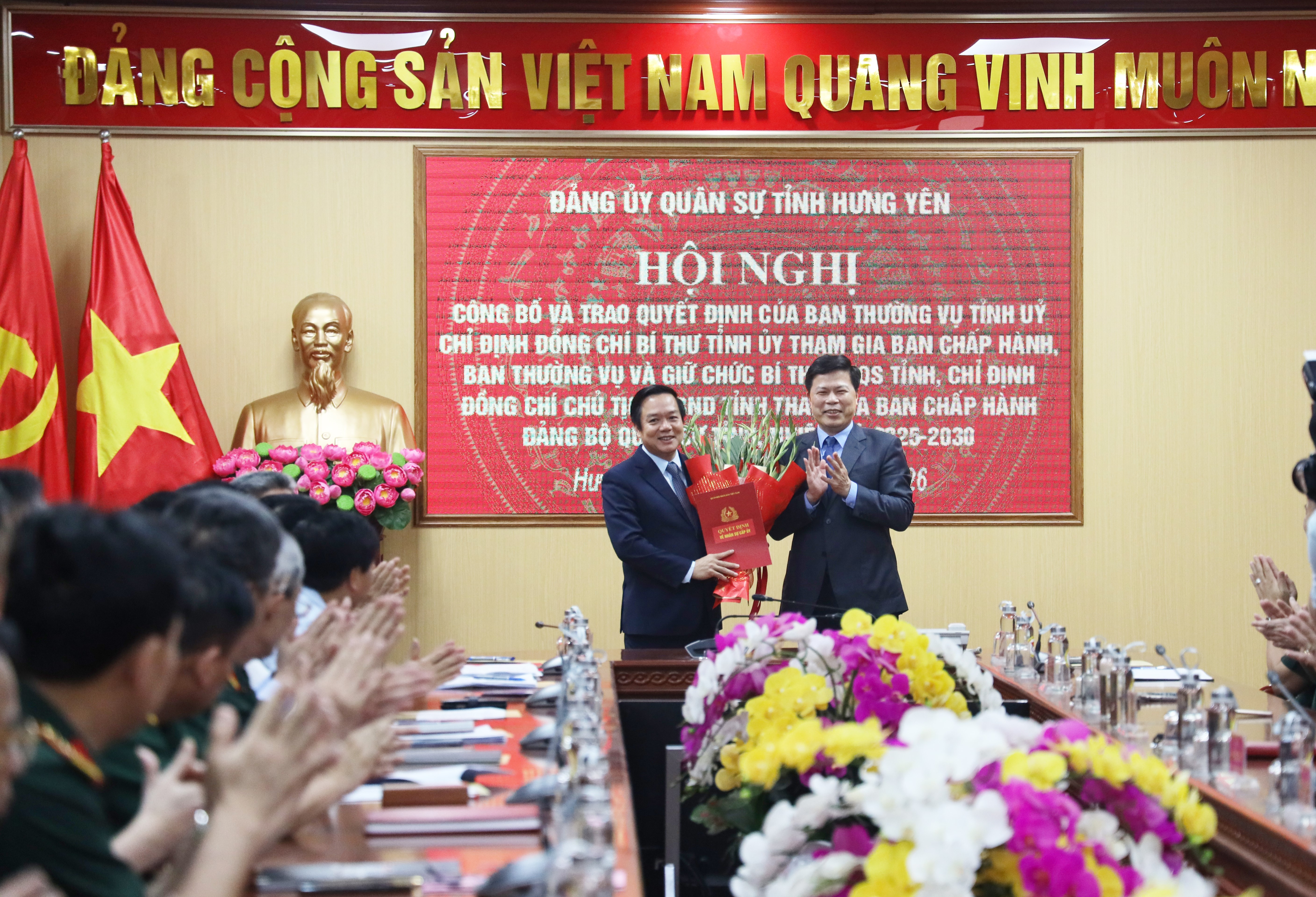 Công bố và trao quyết định của Ban Thường vụ Tỉnh ủy về công tác cán bộ
