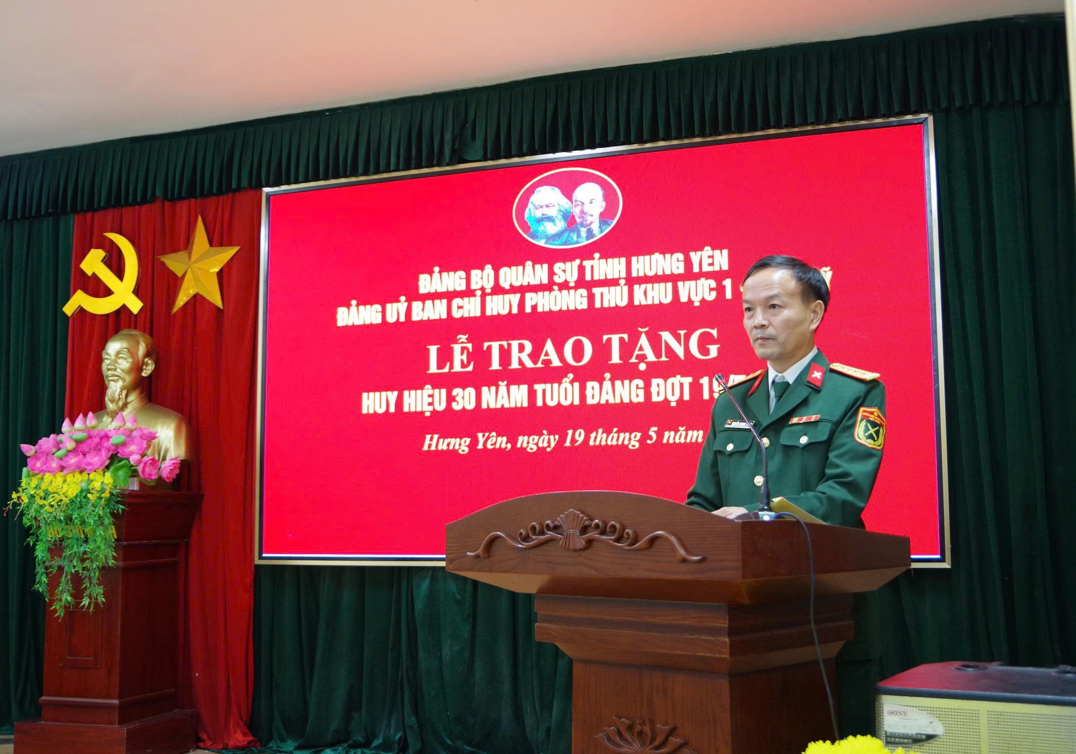 Đảng ủy Ban Chỉ huy phòng thủ khu vực 1 -Yên Mỹ trao huy hiệu 30 năm tuổi Đảng