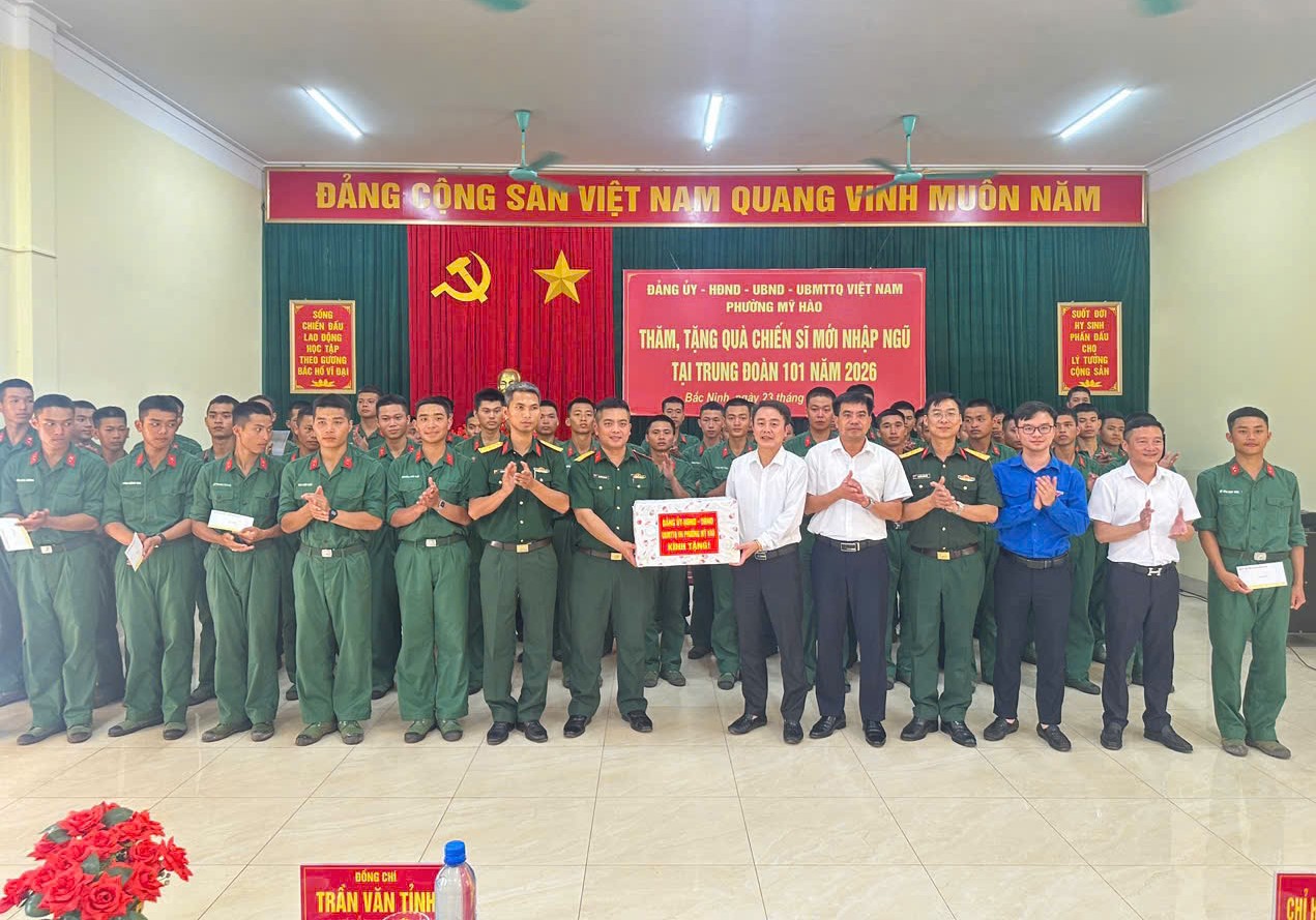 Phường Mỹ Hào tổ chức thăm, tặng quà động viên tân binh mới nhập ngũ năm 2026