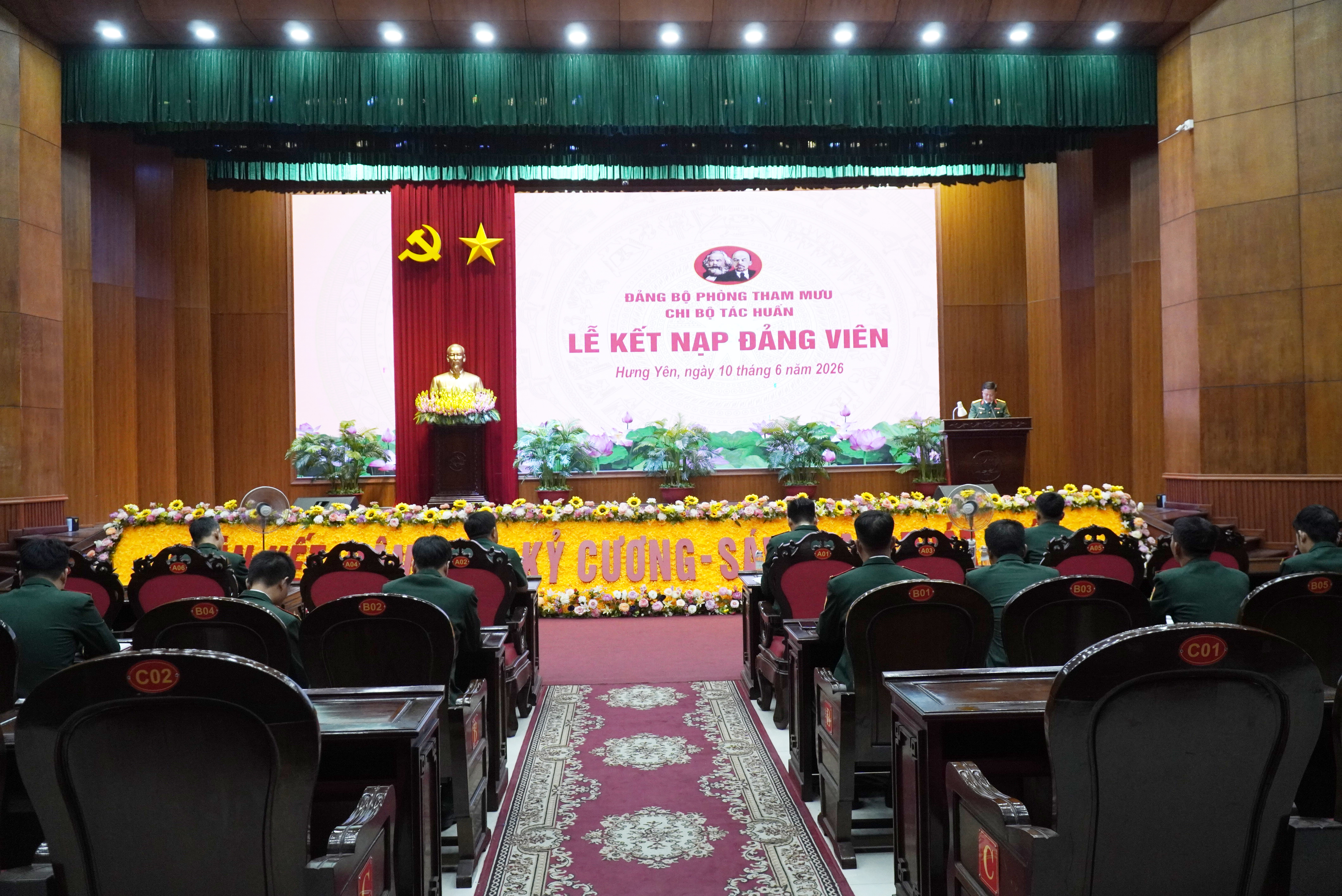 Các Chi bộ thuộc Đảng bộ phòng Tham mưu (Đảng bộ Quân sự tỉnh Hưng Yên) Tổ chức Lễ kết nạp đảng viên