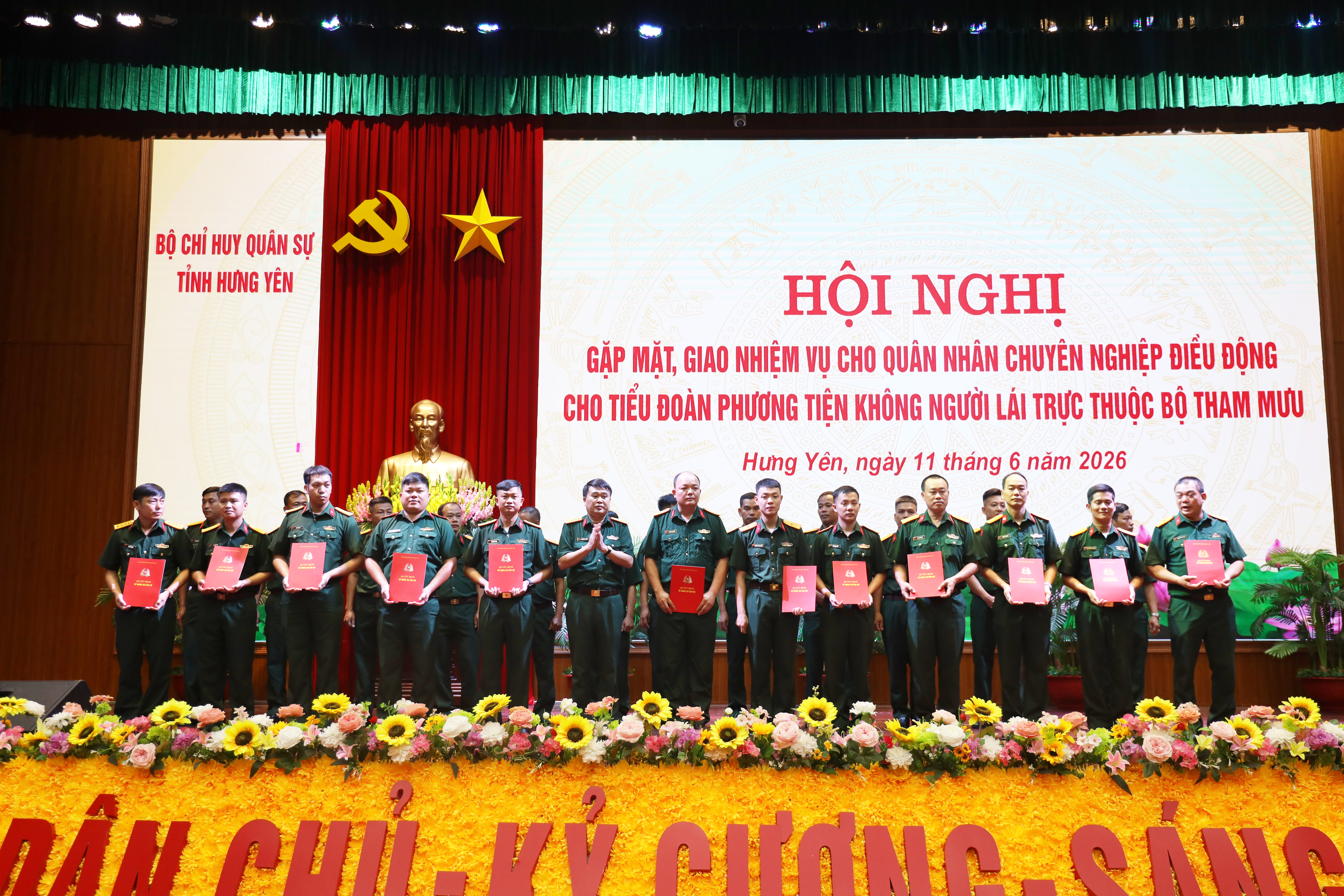 Bộ CHQS tỉnh Hưng Yên: Gặp mặt, giao nhiệm vụ cho các đồng chí quân nhân chuyên nghiệp điều động cho Tiểu đoàn phương tiện không người lái