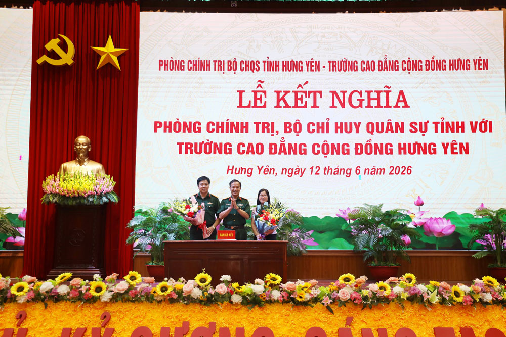 Phòng Chính trị (Bộ CHQS tỉnh Hưng Yên) và Trường Cao đẳng cộng đồng Hưng Yên tổ chức lễ kết nghĩa