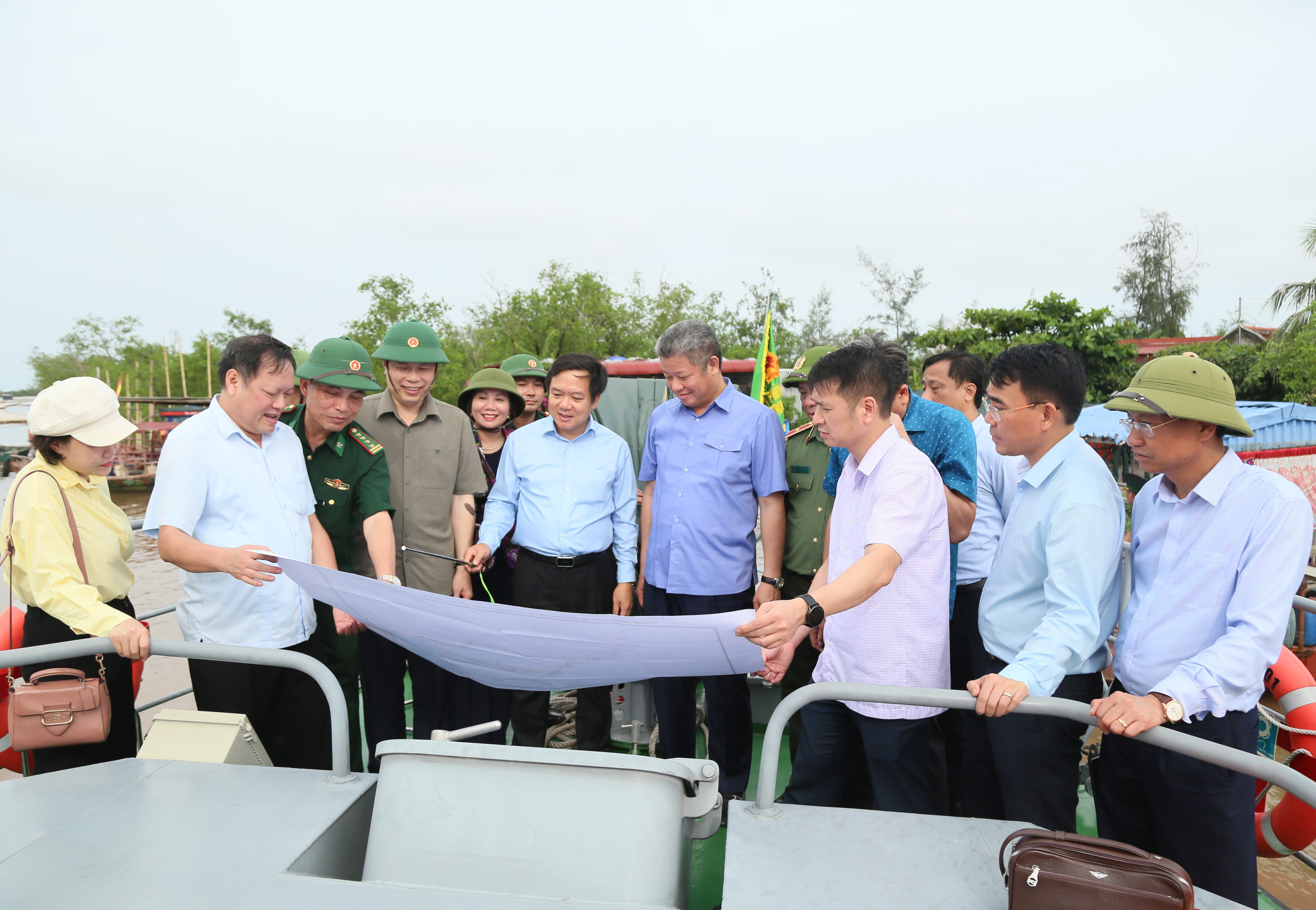 Các đồng chí lãnh đạo tỉnh khảo sát, kiểm tra công tác phòng, chống thiên tai dọc tuyến sông Hồng và định hướng phát triển kinh tế biển