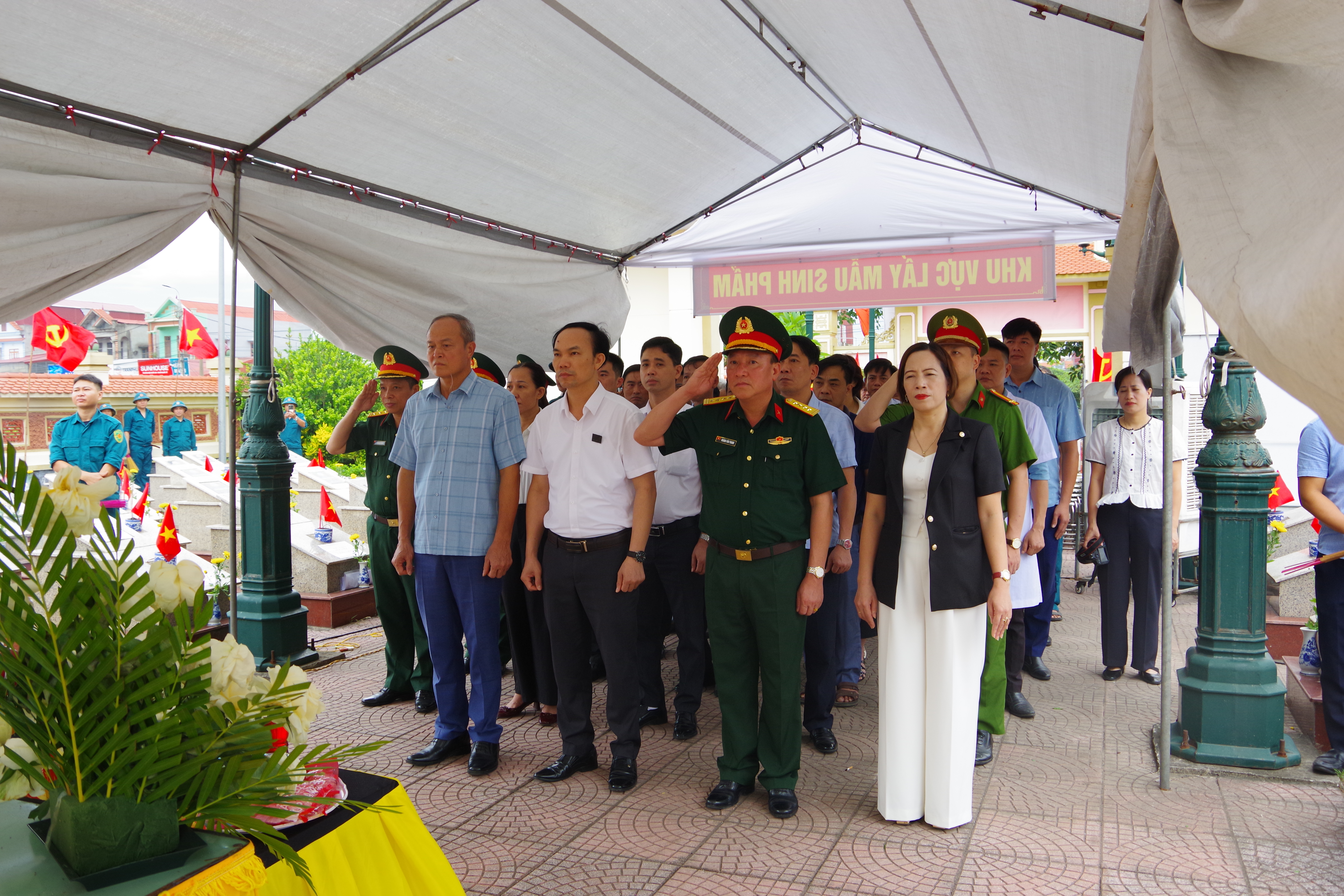 Xã Tiên Hoa, tỉnh Hưng Yên: Tổ chức lễ dâng hương trước khi lấy mẫu hài cốt liệt sĩ chưa xác định được thông tin tại nghĩa trang liệt sĩ Trung Dũng