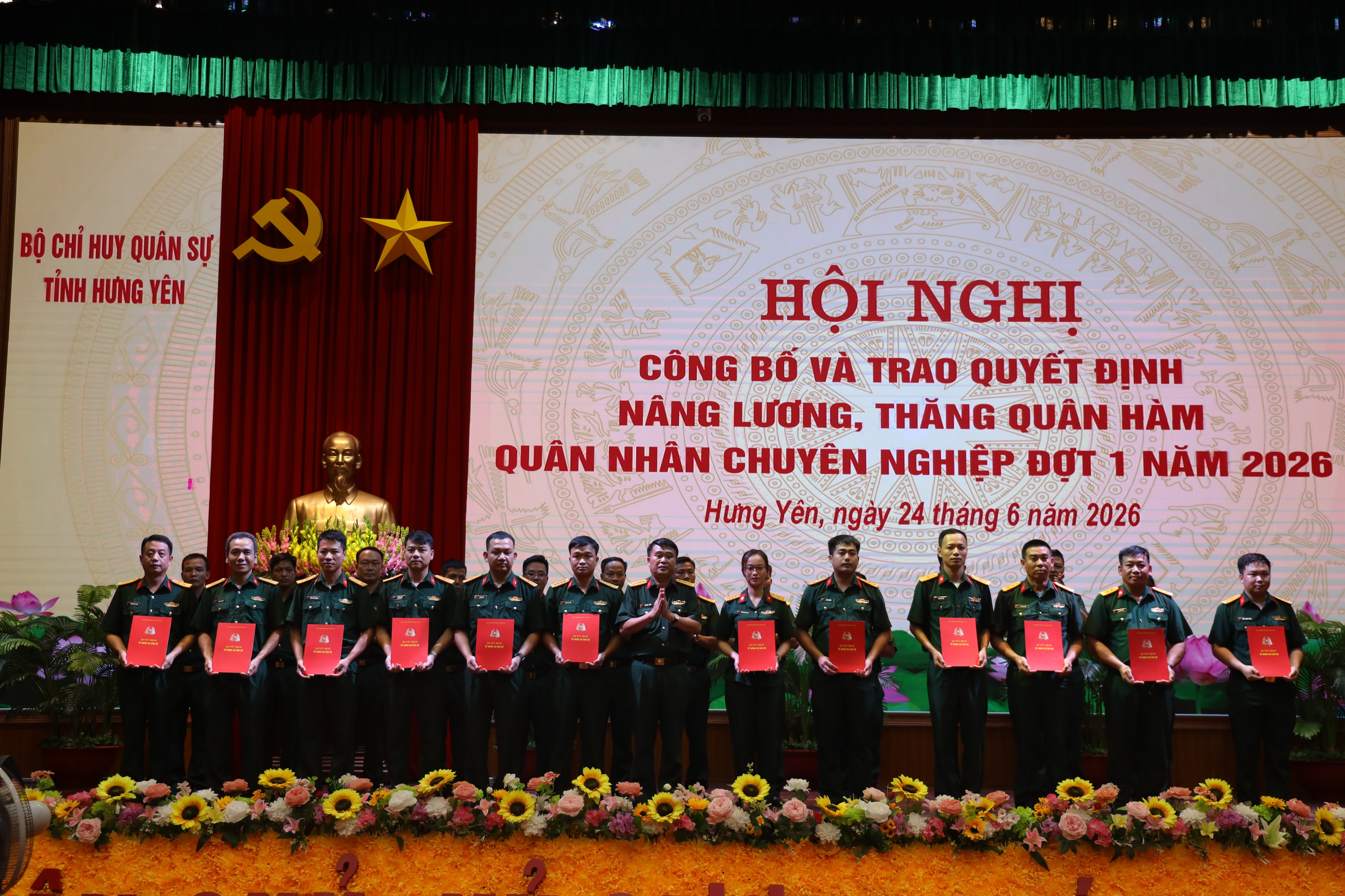 Bộ CHQS  tỉnh Hưng Yên: Trao quyết định nâng bậc lương, thăng quân hàm quân nhân chuyên nghiệp cho năm 2026