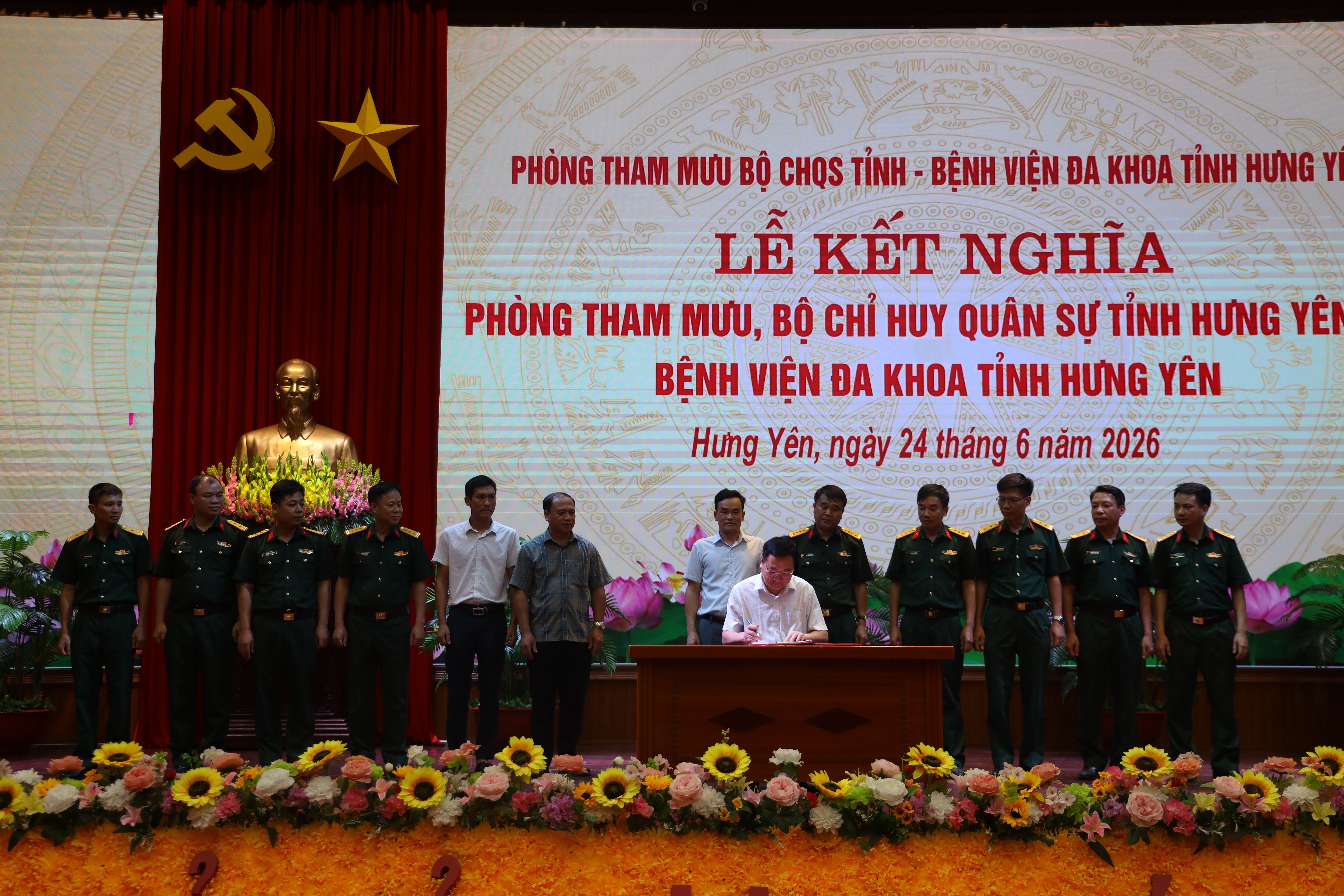 Phòng Tham mưu (Bộ CHQS tỉnh Hưng Yên) và Bệnh viện đa khoa tỉnh Hưng Yên tổ chức lễ kết nghĩa