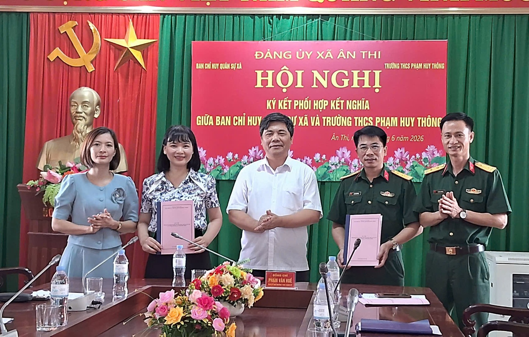 Ban CHQS xã Ân Thi và Trường THCS Phạm Huy Thông ký kết Quy chế phối hợp kết nghĩa
