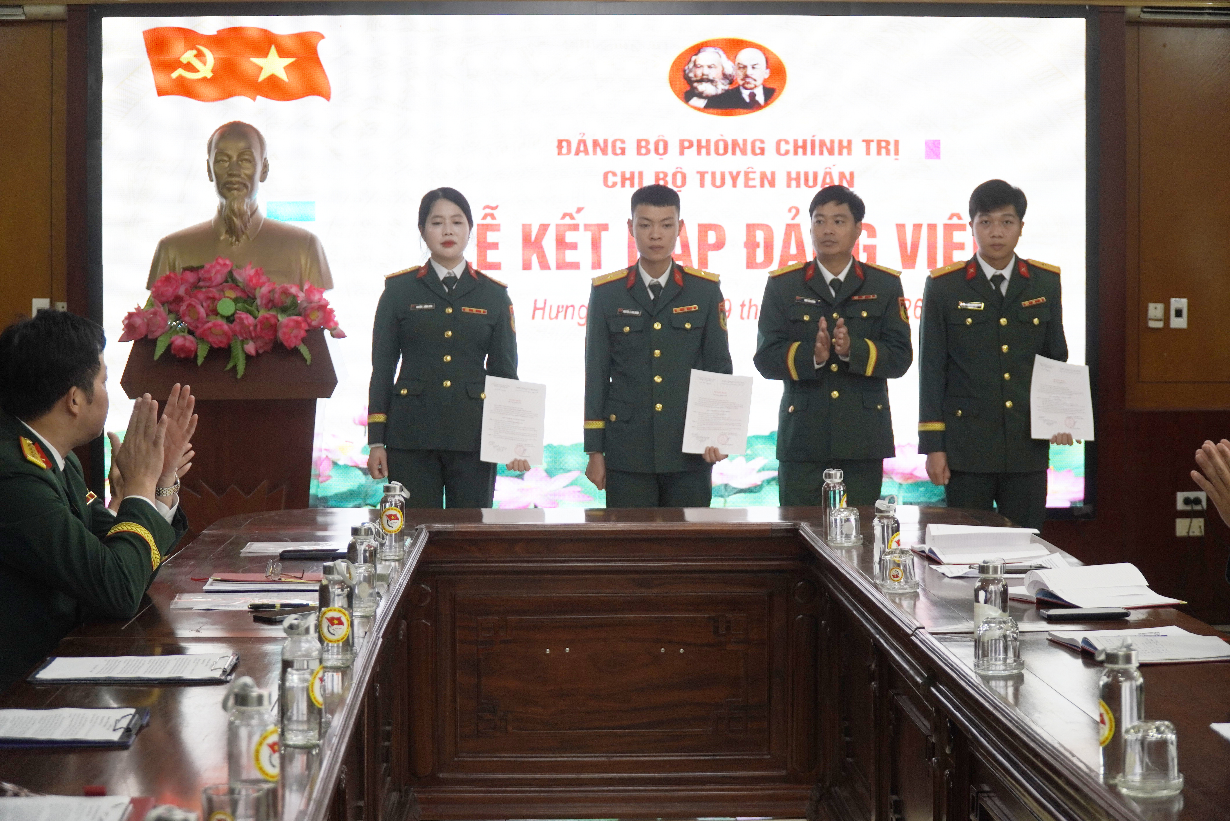 Chi bộ Ban Tuyên huấn, Đảng bộ Phòng Chính trị tổ chức lễ kết nạp đảng viên mới