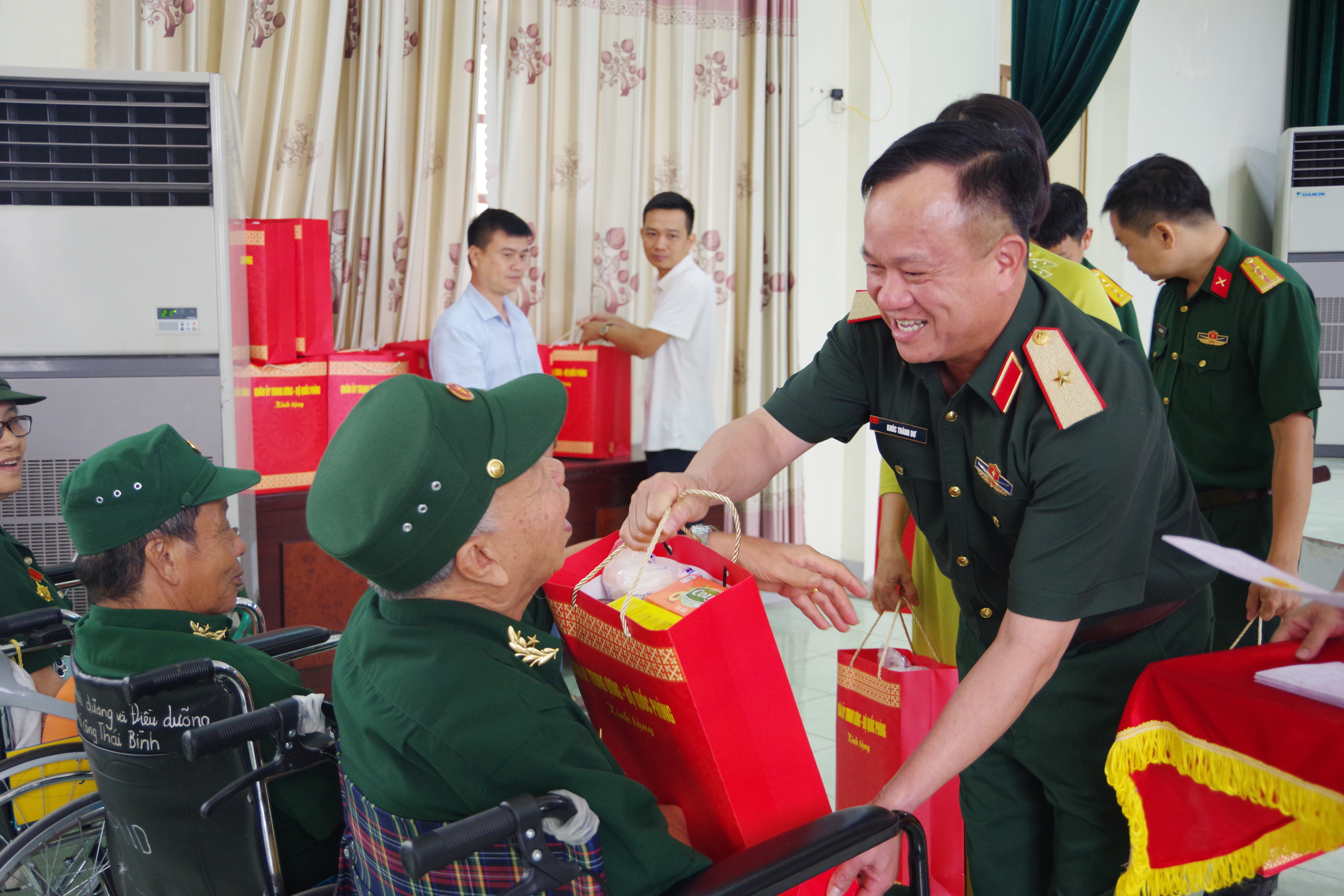 Quân khu 3 và Bộ CHQS tỉnh Hưng Yên: Tặng quà Trung tâm điều dưỡng, chăm sóc người có công tỉnh và Trung tâm bảo trợ xã hội tổng hợp Thái Bình