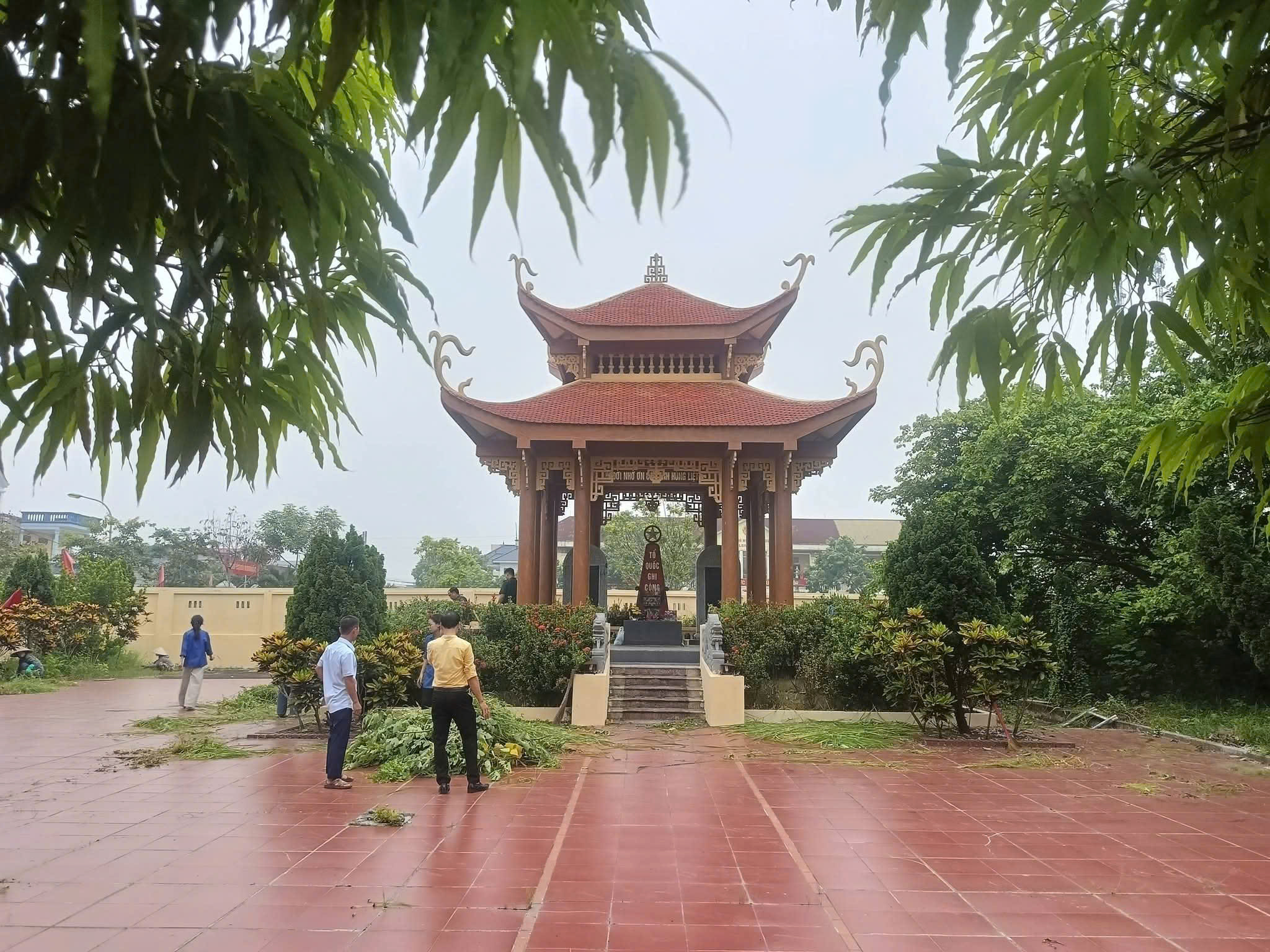 Lực lượng vũ trang xã Long Hưng ra quân dọn dẹp, vệ sinh nghĩa trang liệt sĩ