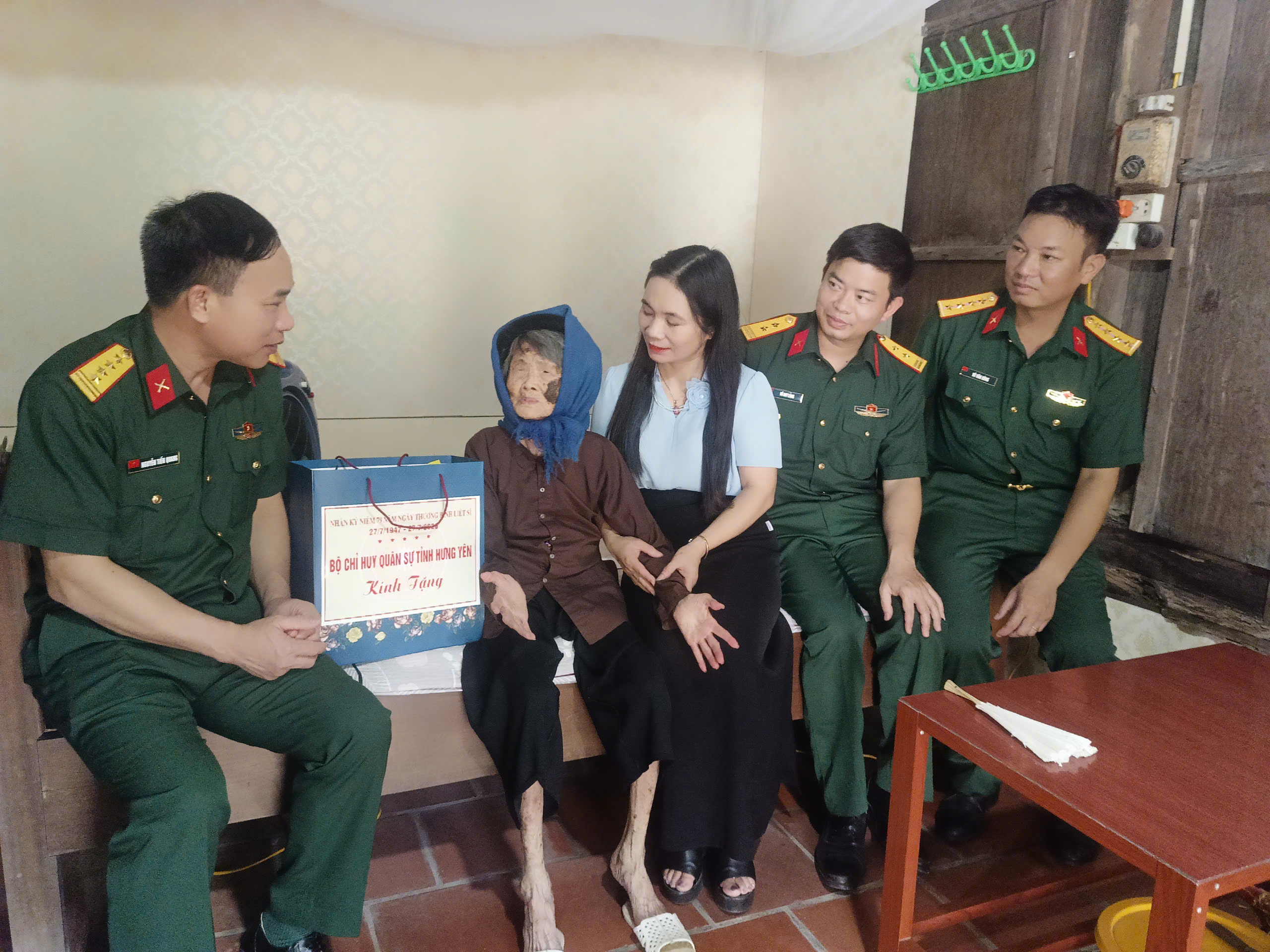 Bộ CHQS tỉnh Hưng Yên thăm, tặng quà Mẹ Việt Nam Anh hùng trên địa bàn xã Long Hưng