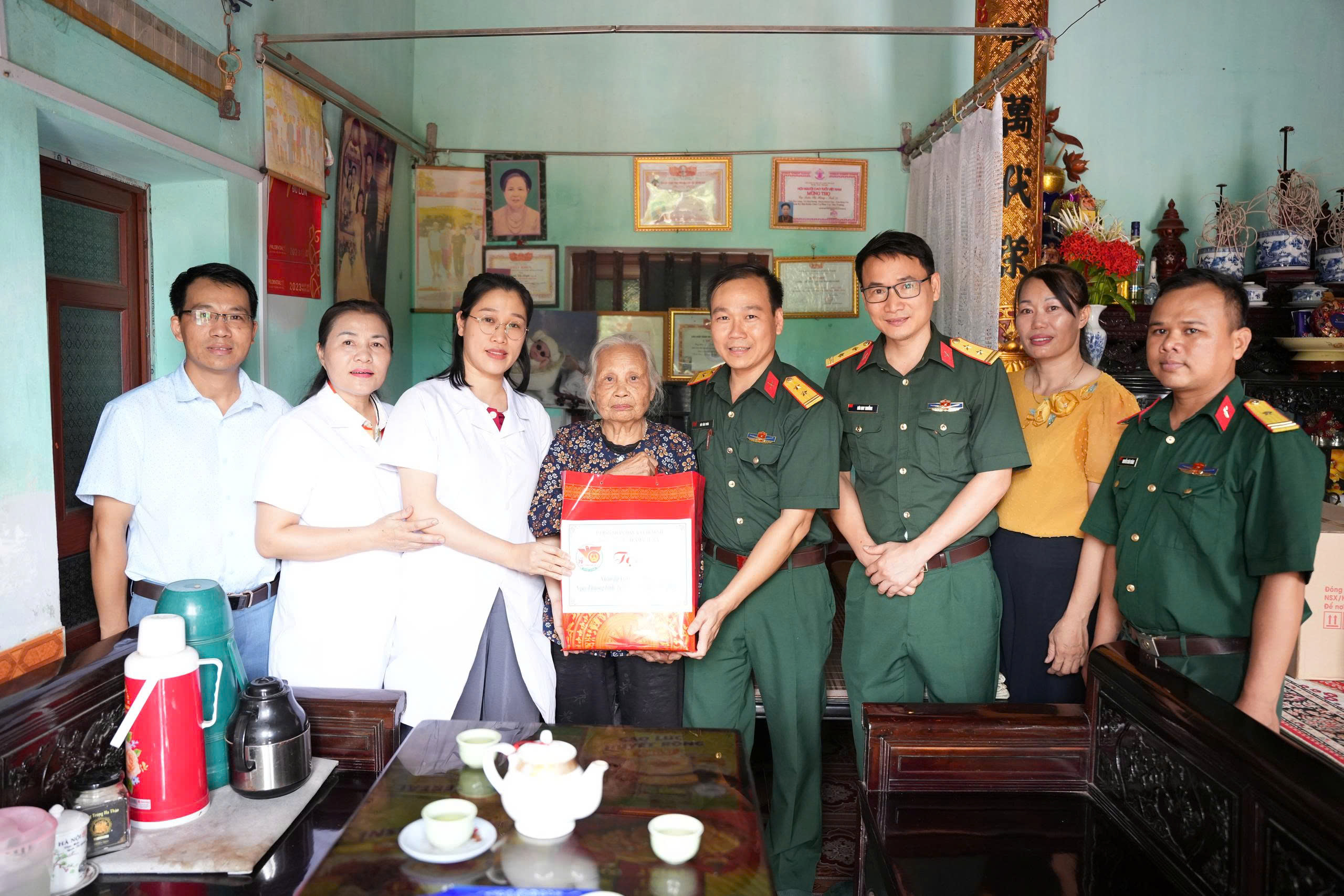 Ban Chỉ huy quân sự xã và Trạm y tế xã Chí Minh thăm, tặng quà đối tượng chính sách là thân cán bộ, chiến sỹ nhân kỷ niệm 79 năm ngày Thương binh liệt sỹ 27/7