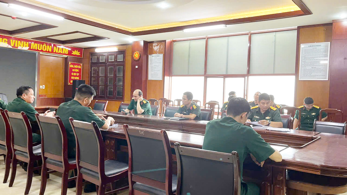 Phòng Chính trị (Bộ CHQS tỉnh Hưng Yên) duy trì nền nếp sinh hoạt đọc báo đầu giờ buổi sáng trong tuần
