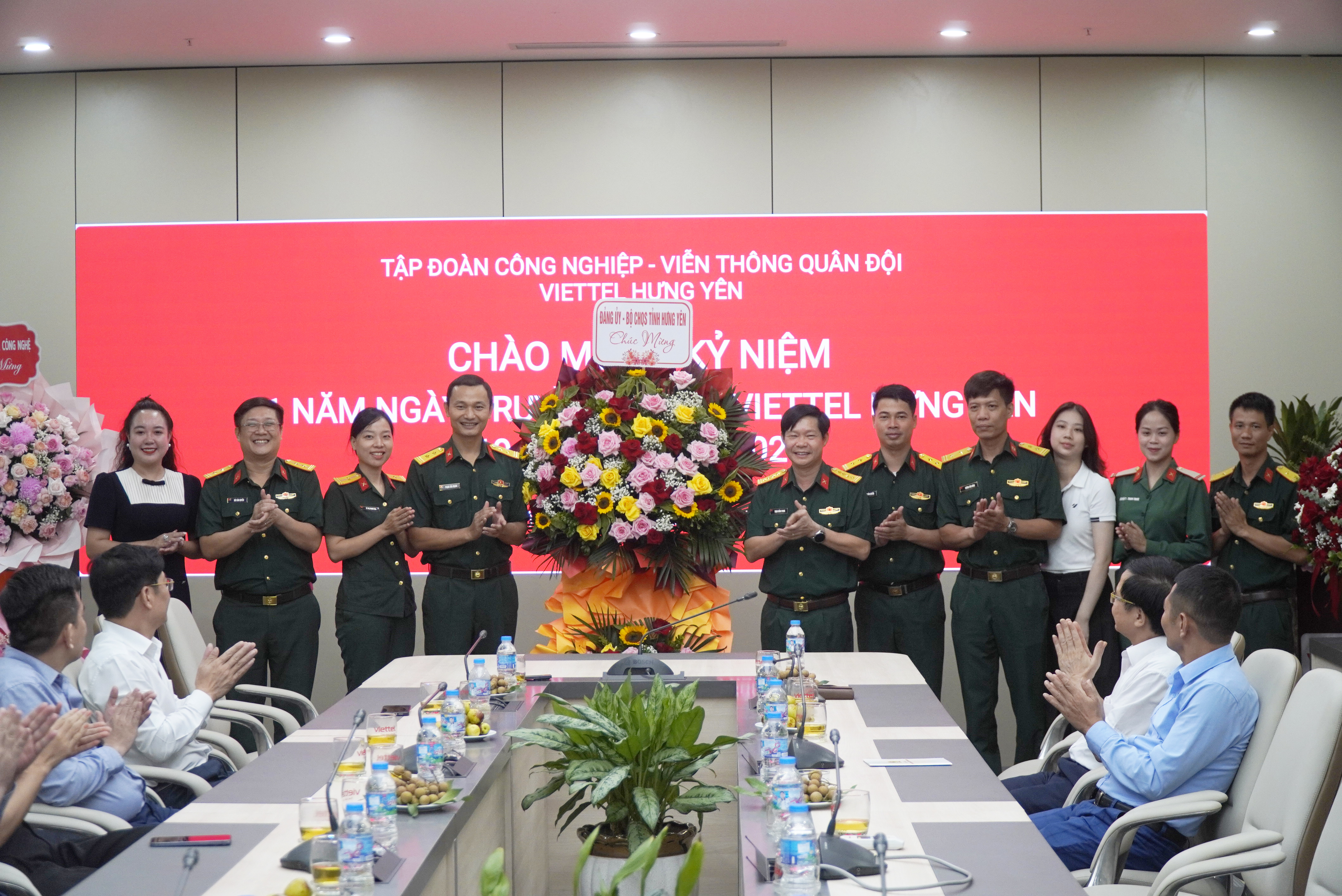 Đồng chí Chỉ huy trưởng Bộ CHQS tỉnh chúc mừng Viettel Hưng Yên nhân kỷ niệm 21 năm ngày truyền thống (19/8/2005 - 19/8/2026)