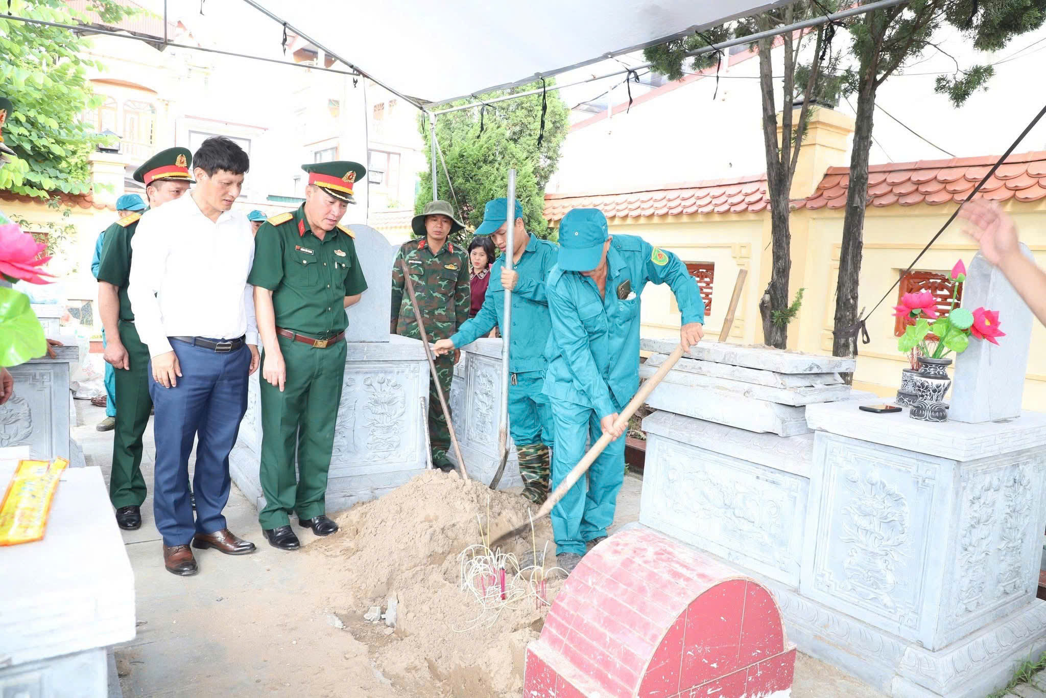 Xã Ân Thi tổ chức Lễ dâng hoa dâng hương và lấy mẫu hài cốt các phần mộ liệt sĩ chưa xác định được thông tin