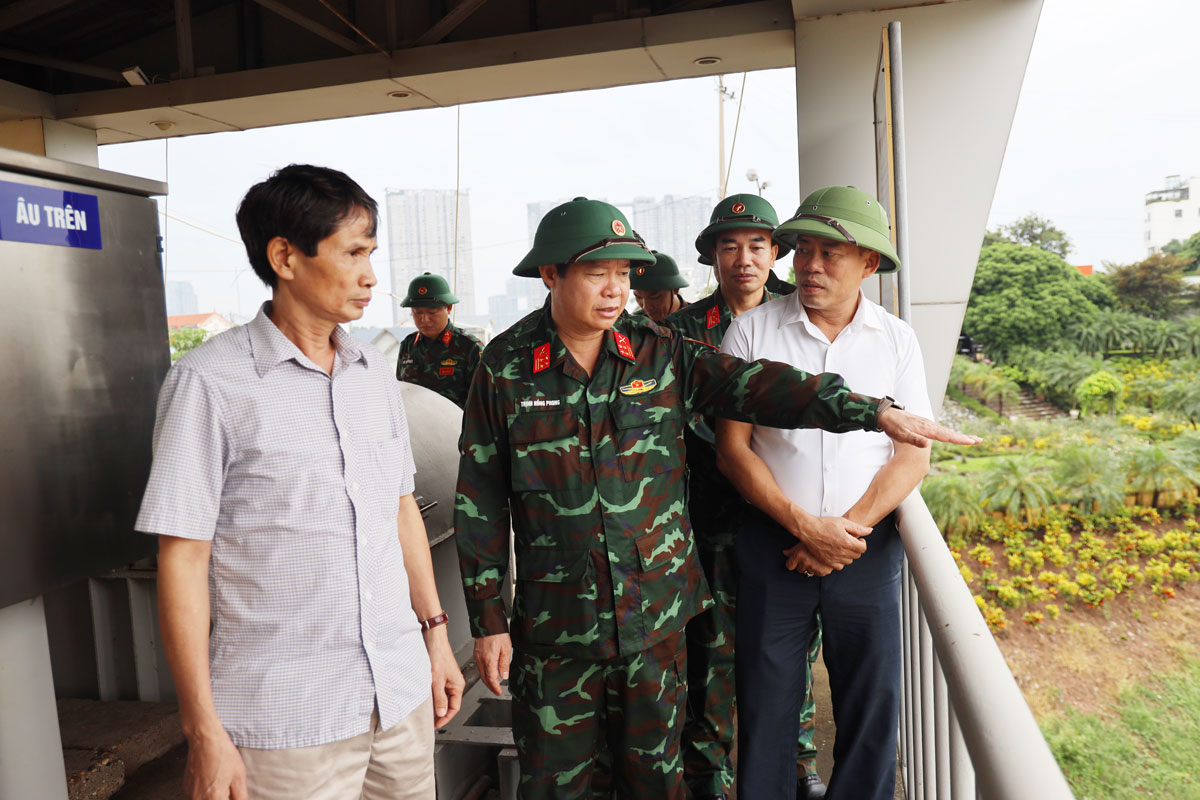 Đồng chí Chỉ huy trưởng Bộ CHQS tỉnh: Kiểm tra cống Xuân Quan