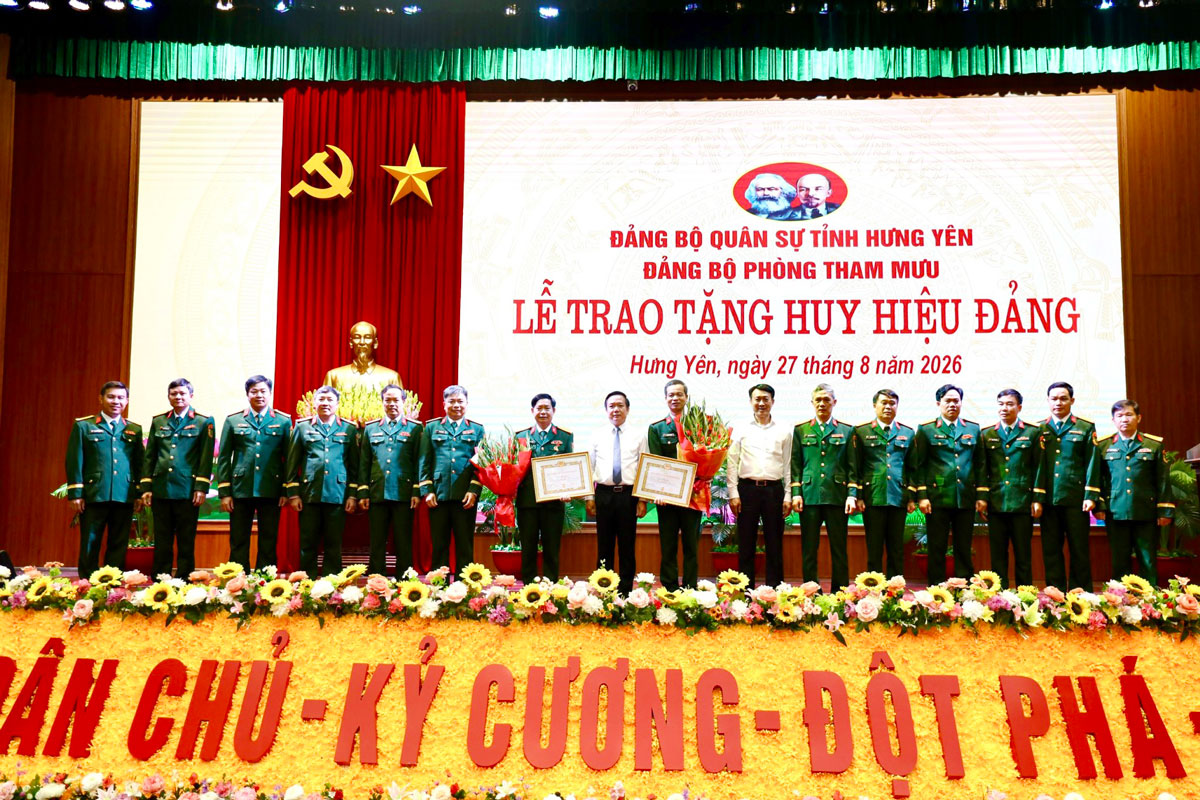 Đảng bộ phòng Tham mưu và phòng Chính trị: Tổ chức Lễ trao tặng Huy hiệu Đảng