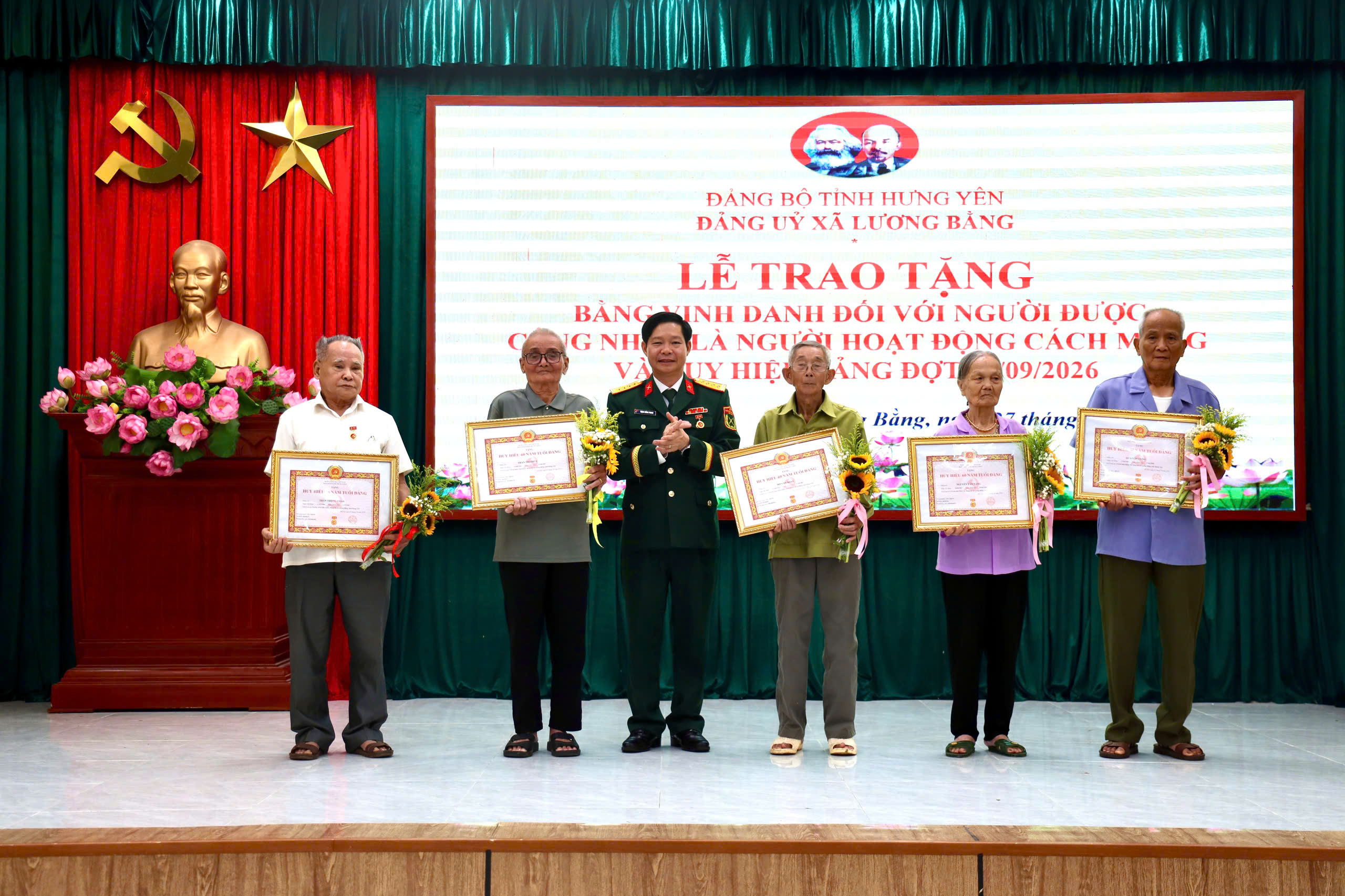 Đồng chí Chỉ huy trưởng Bộ CHQS tỉnh: Dự và trao tặng Bằng Vinh danh và Huy hiệu Đảng