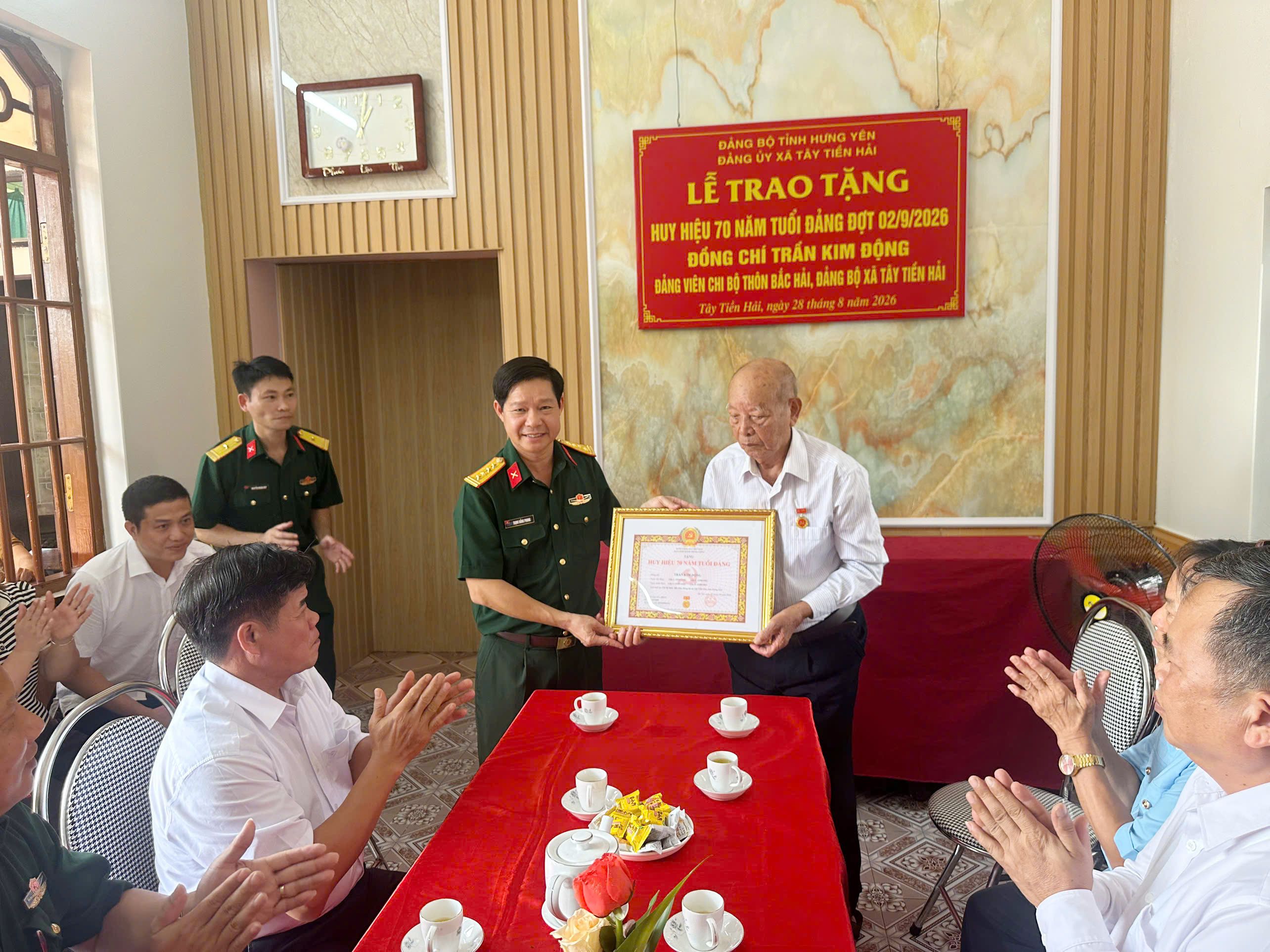 Đồng chí Chỉ huy trưởng Bộ CHQS tỉnh: Trao tặng huy hiệu 70 năm tuổi Đảng