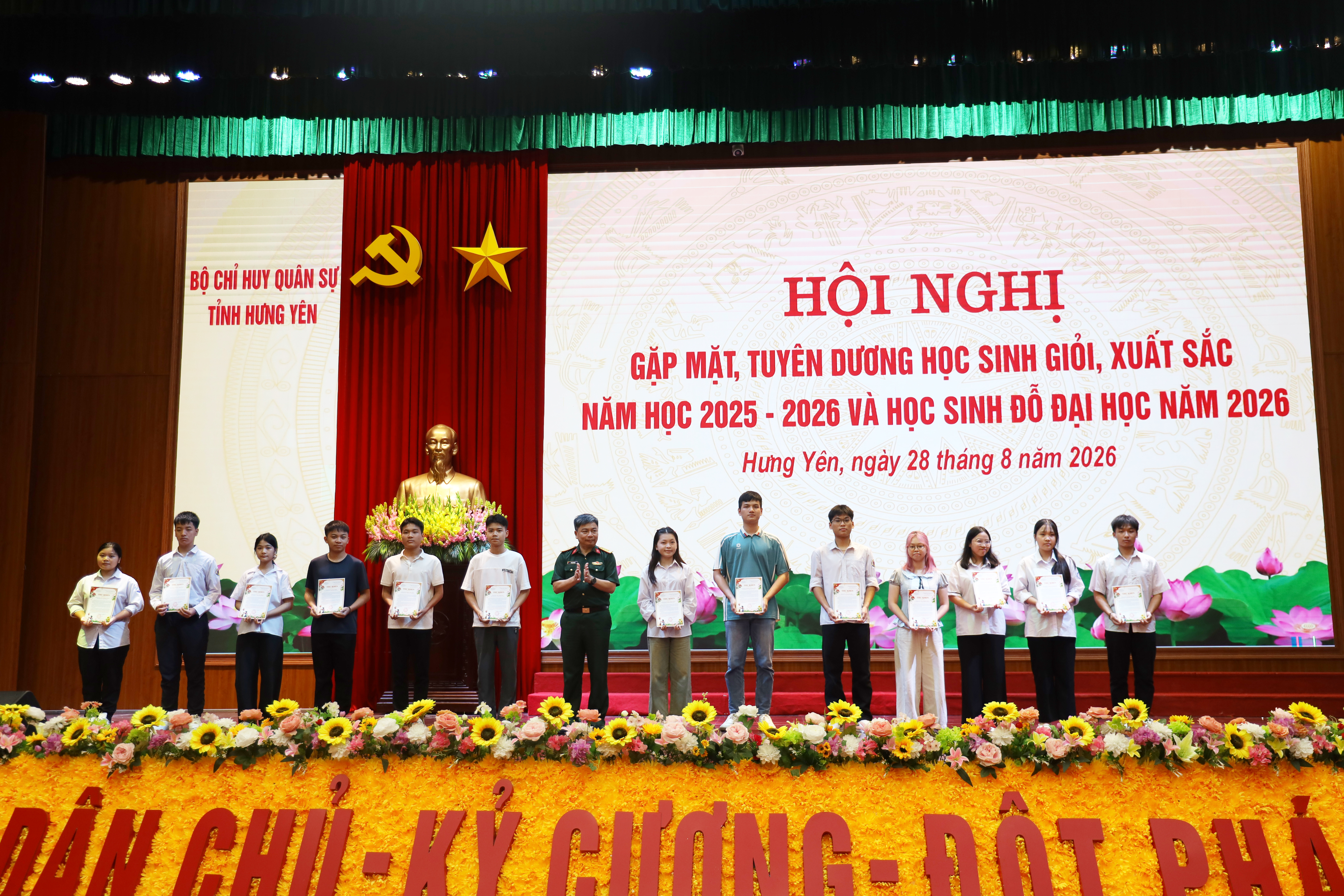 Bộ Chỉ huy Quân sự tỉnh Hưng Yên: Gặp mặt tuyên dương học sinh giỏi, xuất sắc và thi đỗ đại học