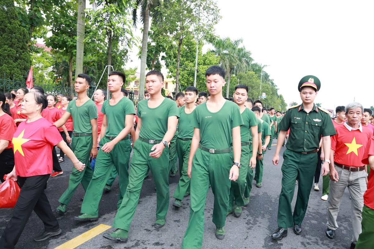 Bộ CHQS tỉnh Hưng Yên tham gia chương trình đi bộ “Cùng Việt Nam tiến bước” năm 2026