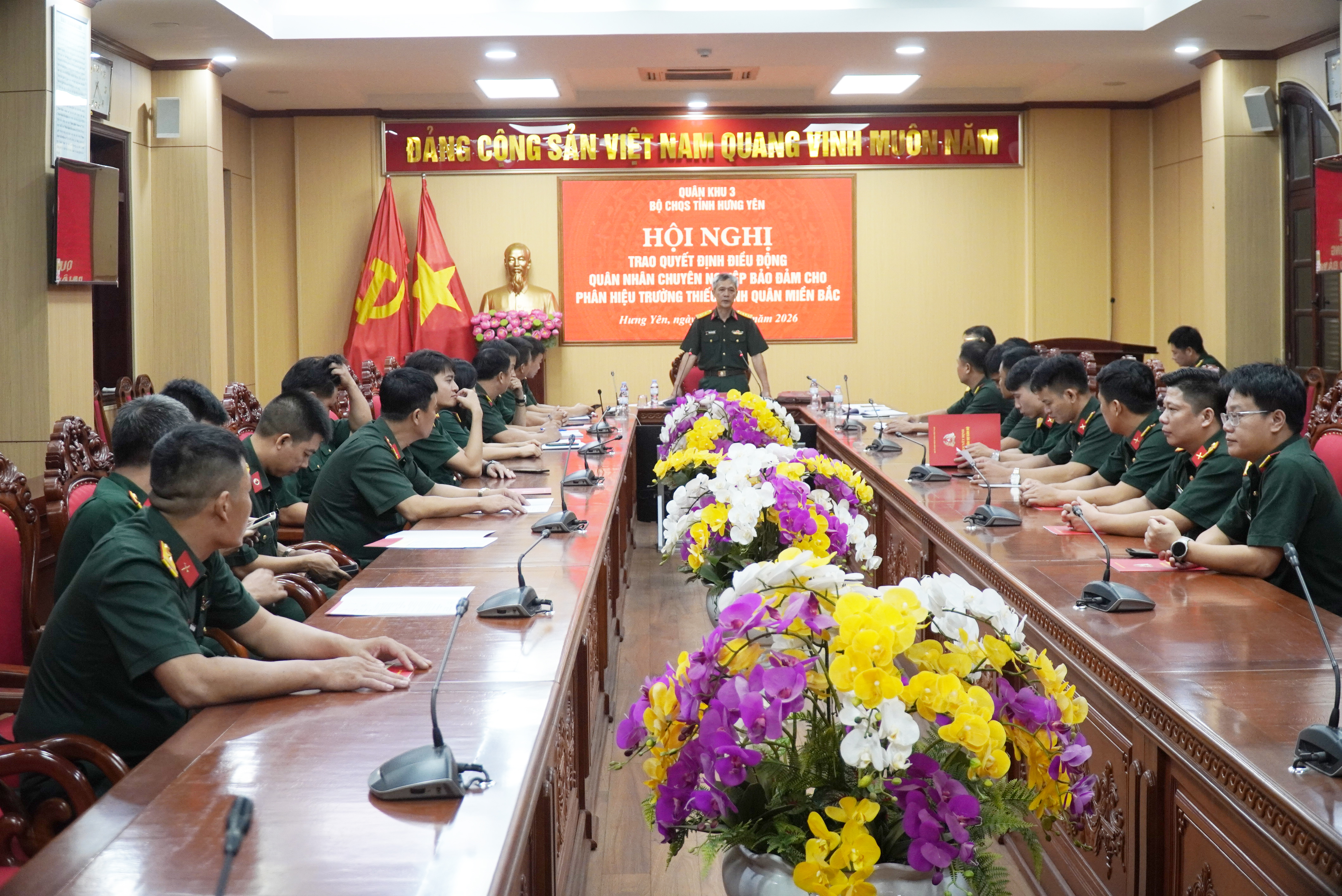 Bộ CHQS tỉnh Hưng Yên trao quyết định điều động quân nhân chuyên nghiệp về công tác tại phân hiệu Trường Thiếu sinh quân Miền Bắc
