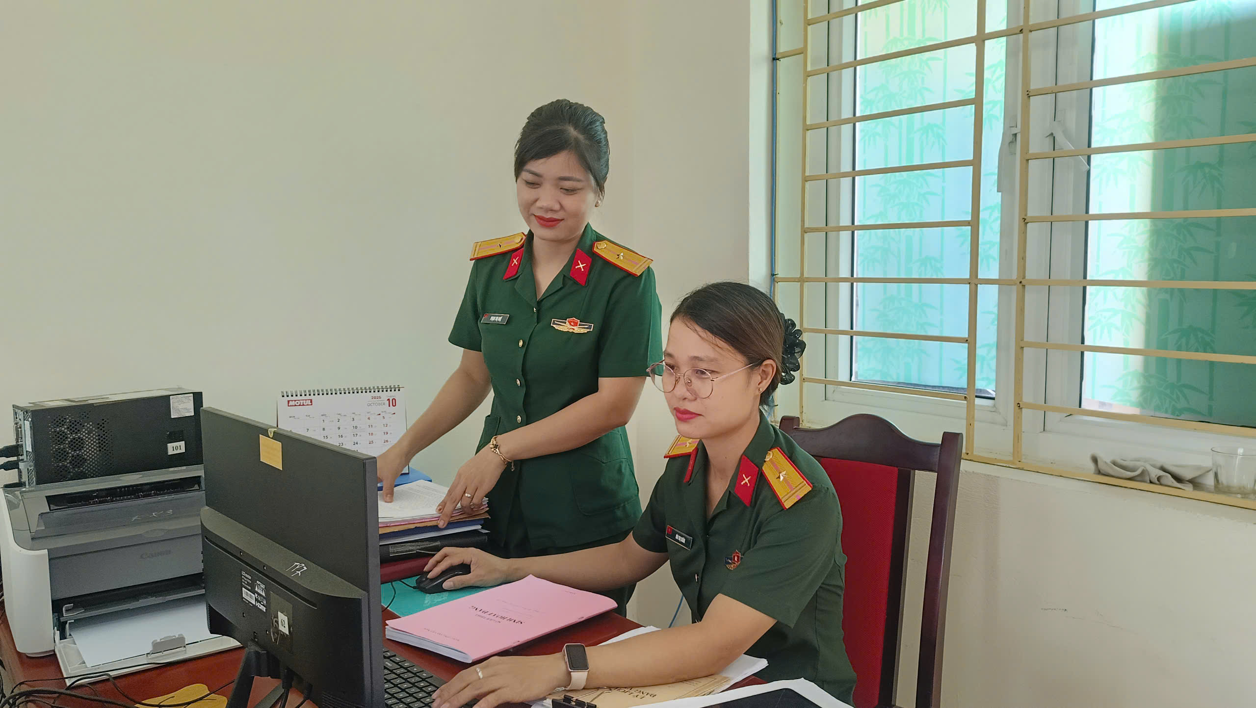 Cán bộ, hội viên hội phụ nữ Ban Chỉ huy phòng thủ khu vực 2 - Hưng Hà khắc ghi lời Bác thi đua hoàn thành xuất sắc nhiệm vụ