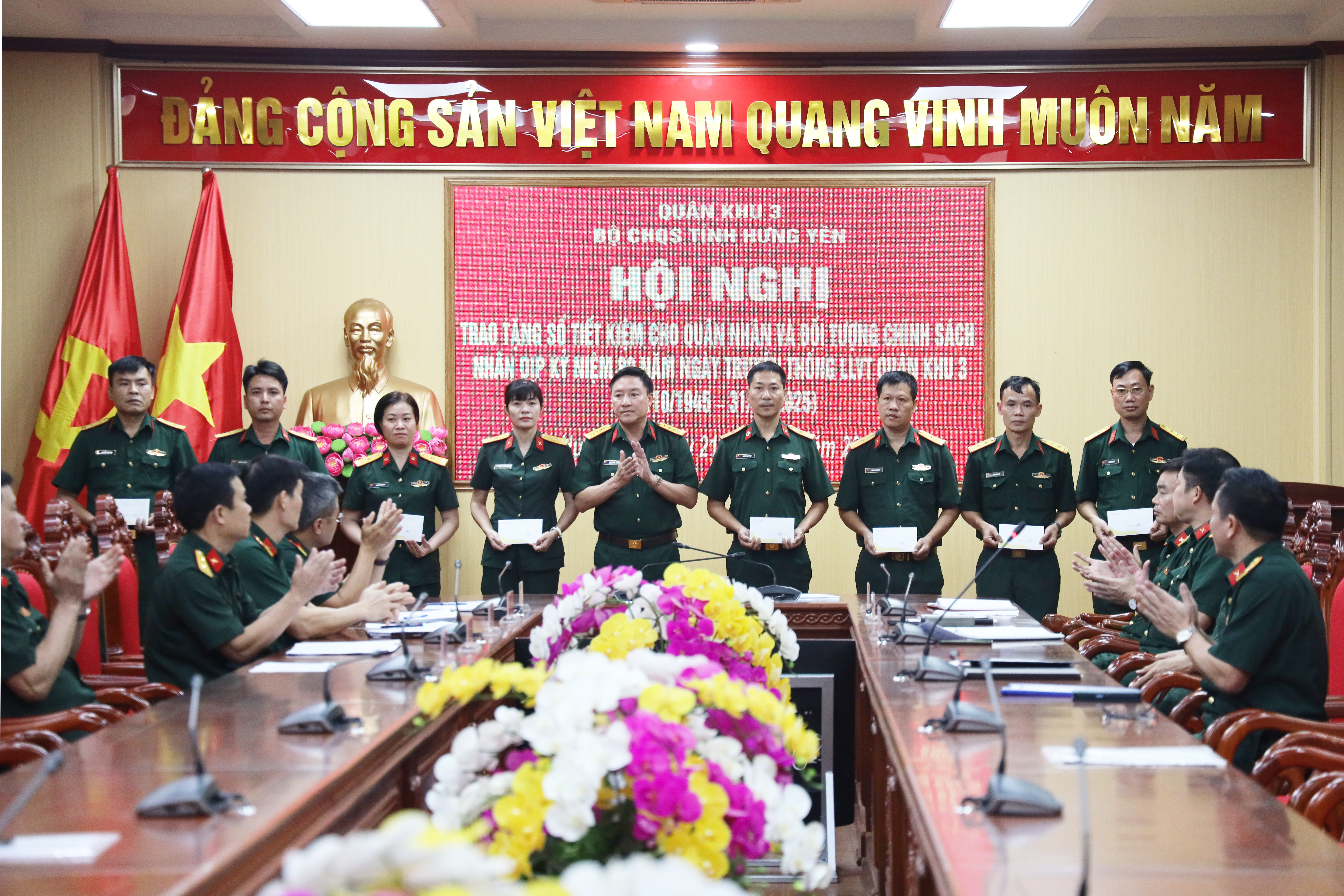 Bộ CHQS tỉnh Hưng Yên: Trao tặng sổ tiết kiệm cho quân nhân và đối tượng chính sách
