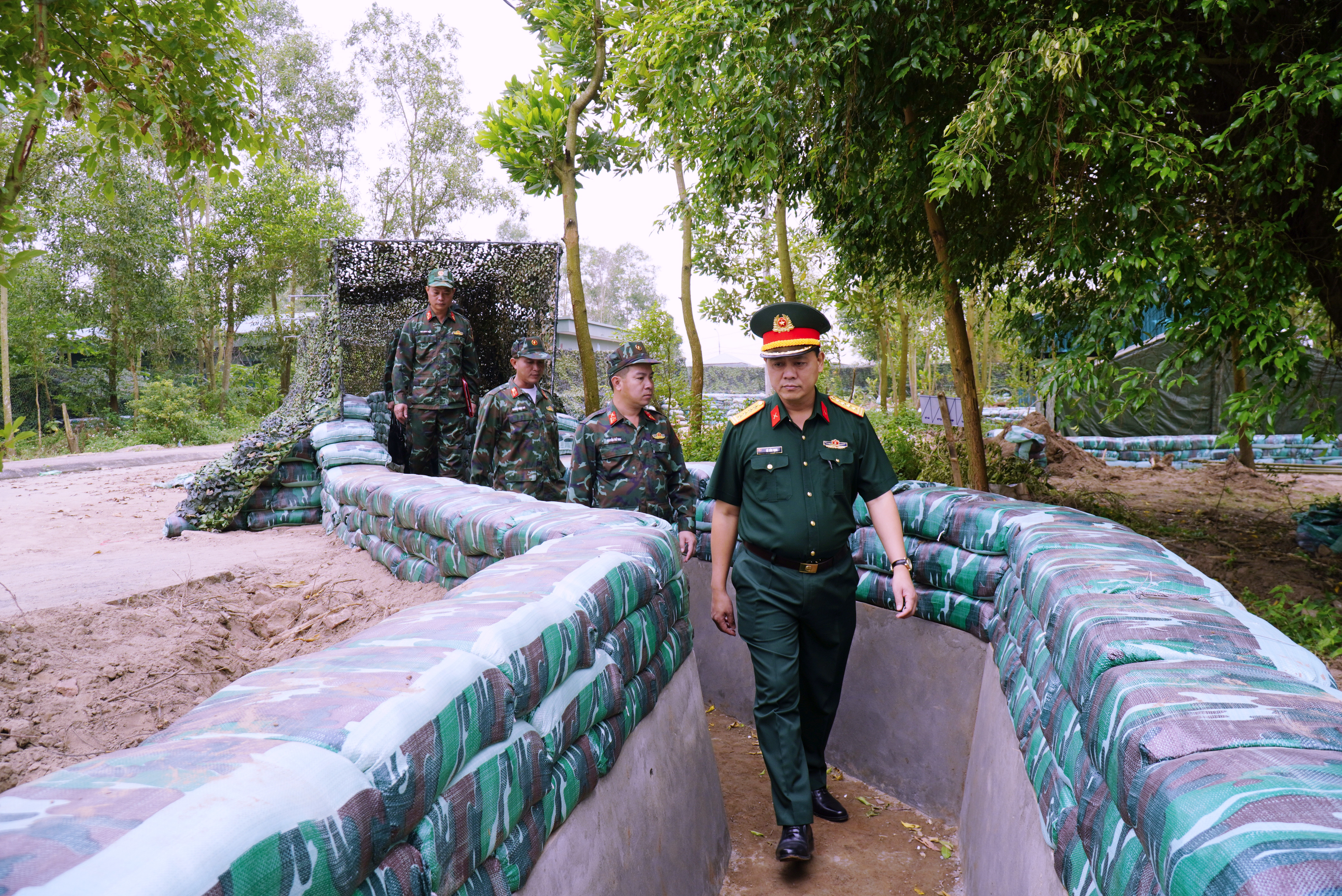 Đồng chí Chỉ huy trưởng Bộ CHQS tỉnh kiểm tra xây dựng thao trường diễn tập tác chiến phòng thủ Biên phòng năm 2025